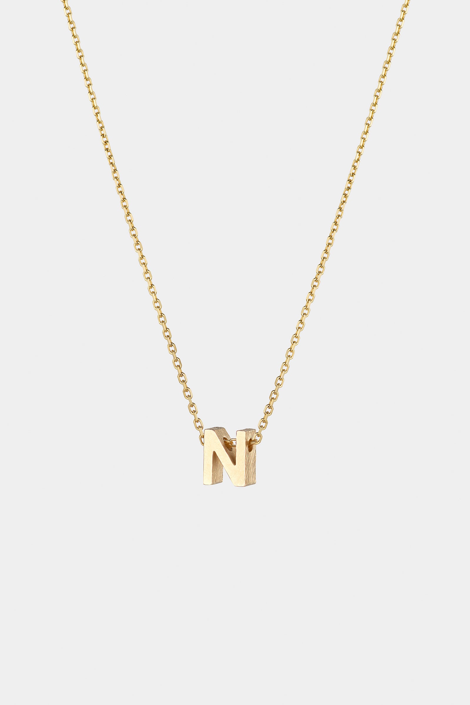 THE LETTER AUKSINĖ GRANDINĖLĖ SU DIDESNIU RAIDELĖS PAKABUKU