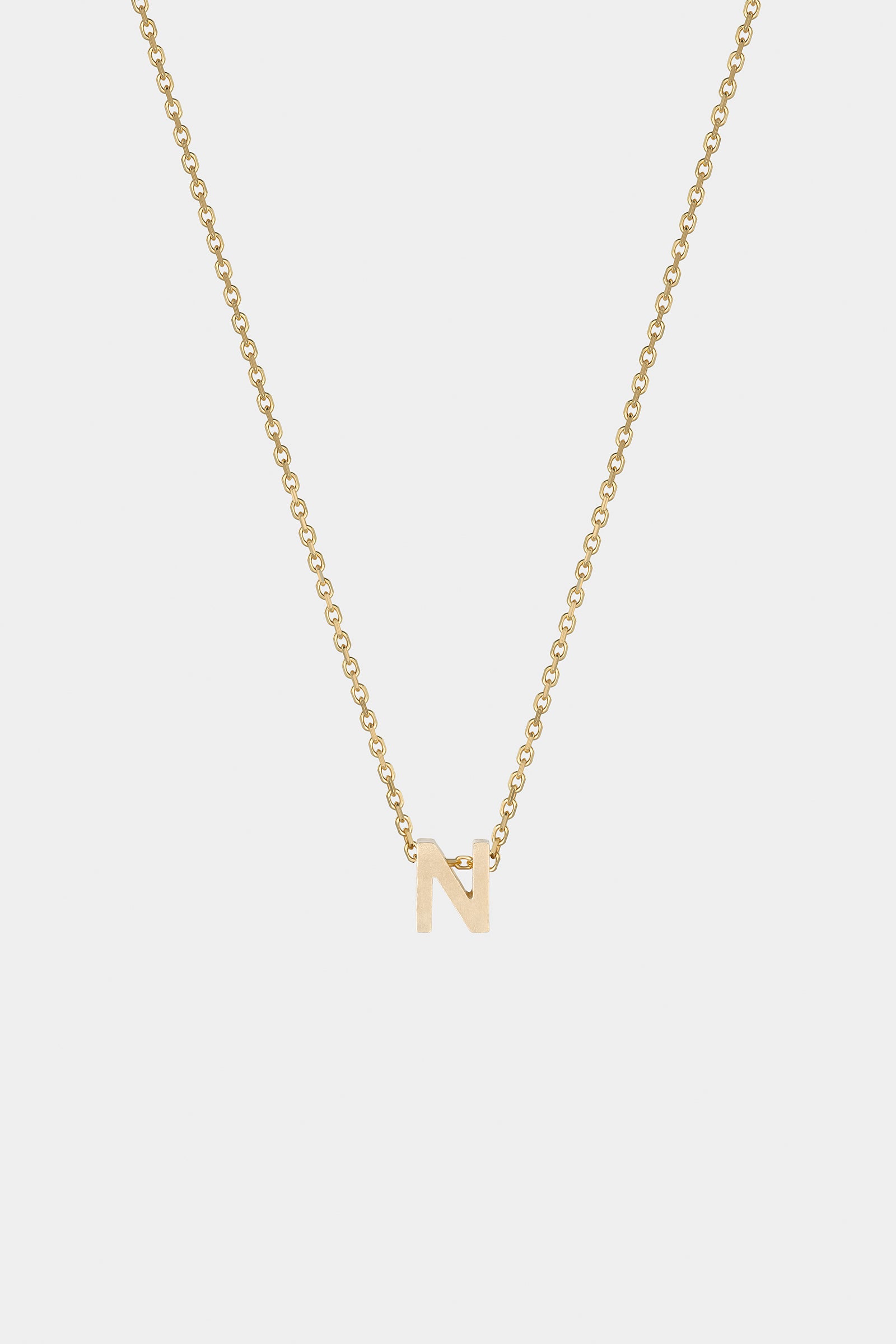 THE LETTER AUKSINĖ GRANDINĖLĖ SU DIDESNIU RAIDELĖS PAKABUKU