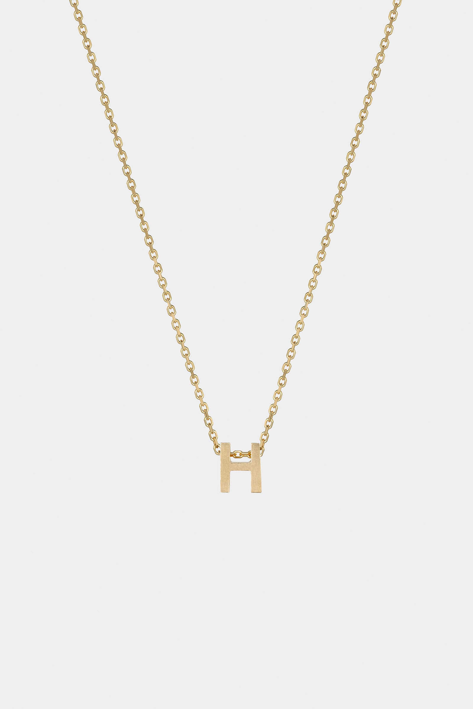 THE LETTER AUKSINĖ GRANDINĖLĖ SU DIDESNIU RAIDELĖS PAKABUKU