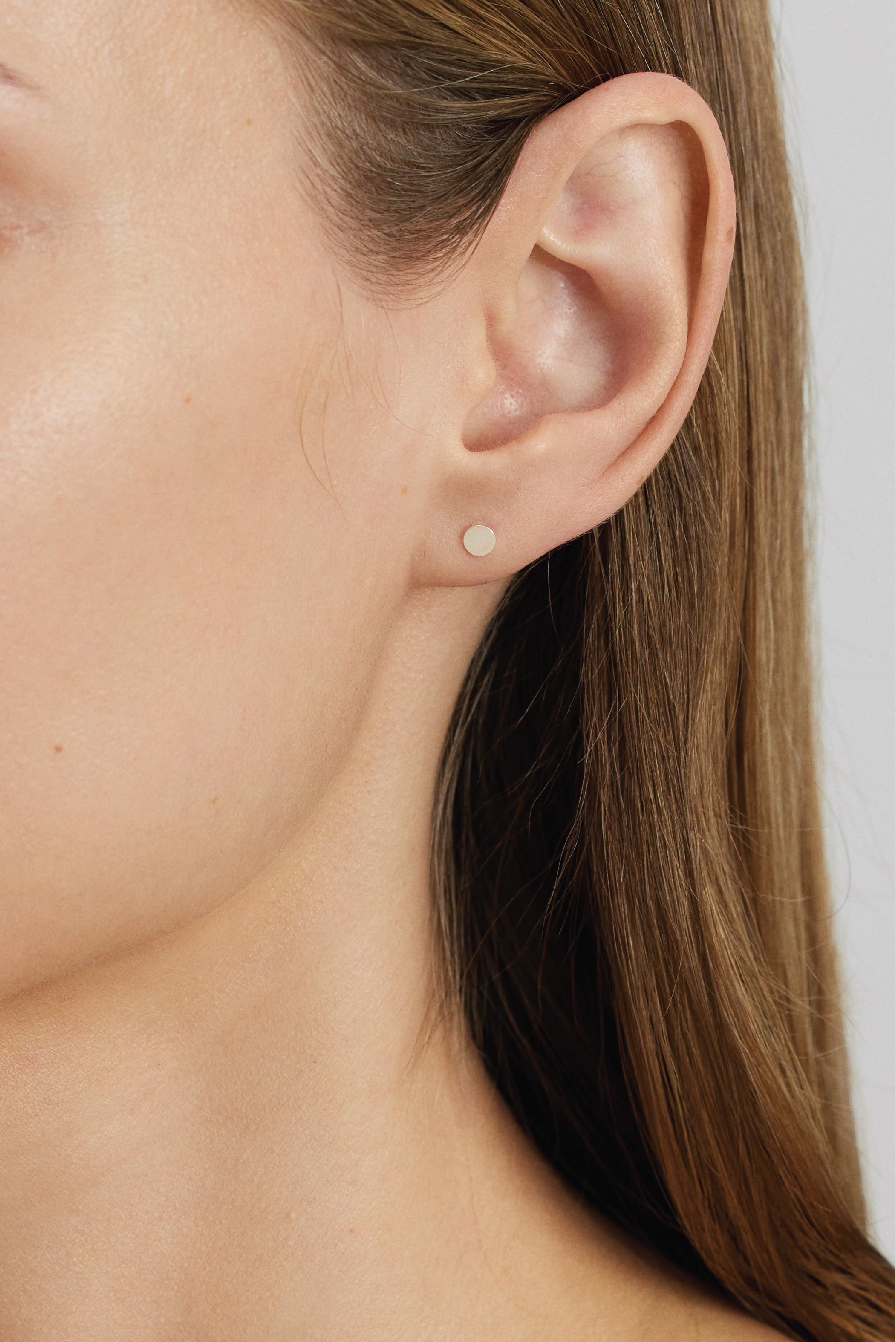 THE DOT SIDABRINIS AUSKARAS SU PLOKŠČIU TAŠKU, 4MM