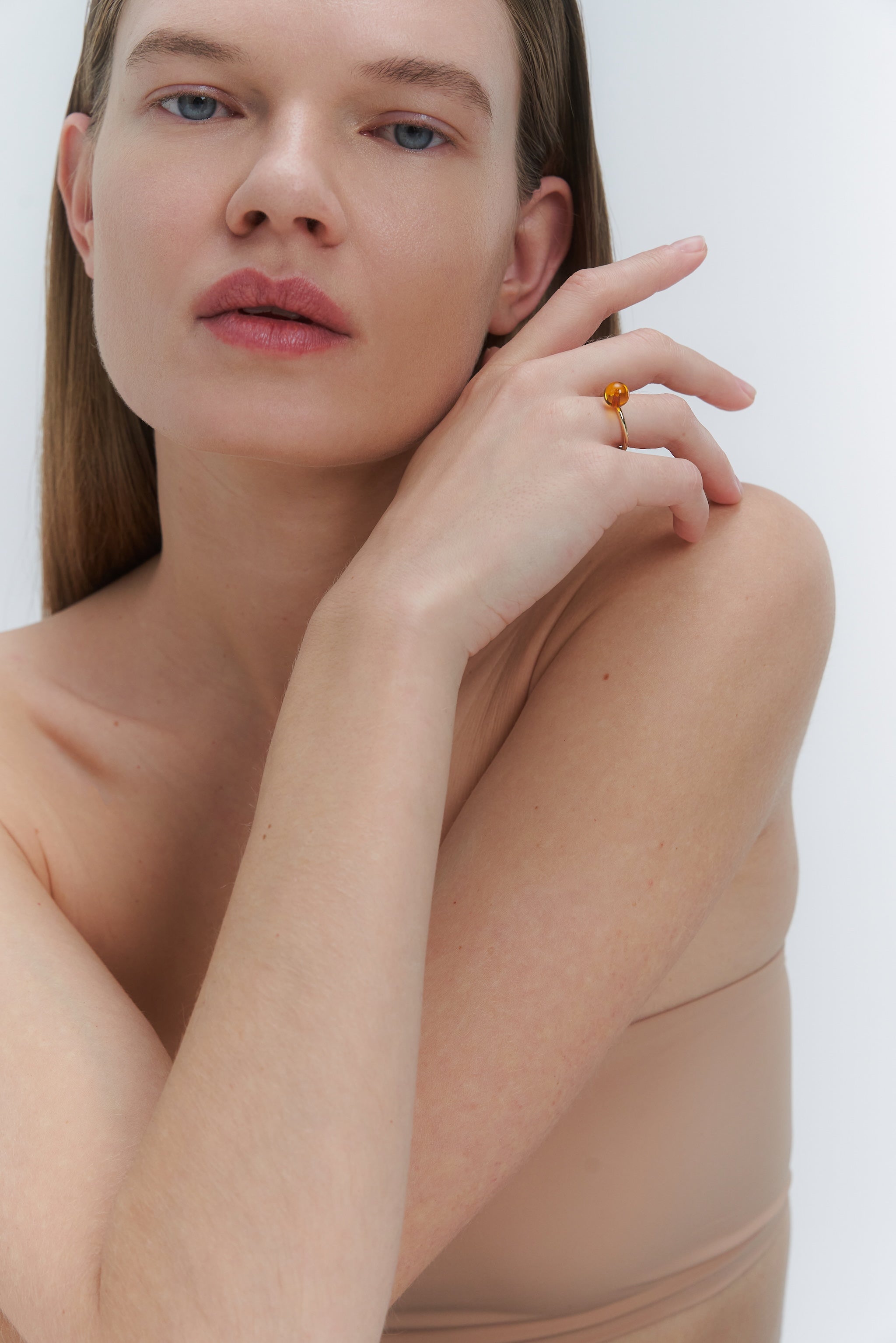 AMBRE APTAKUS ŽIEDAS SU VIDUTINIU GINTARU