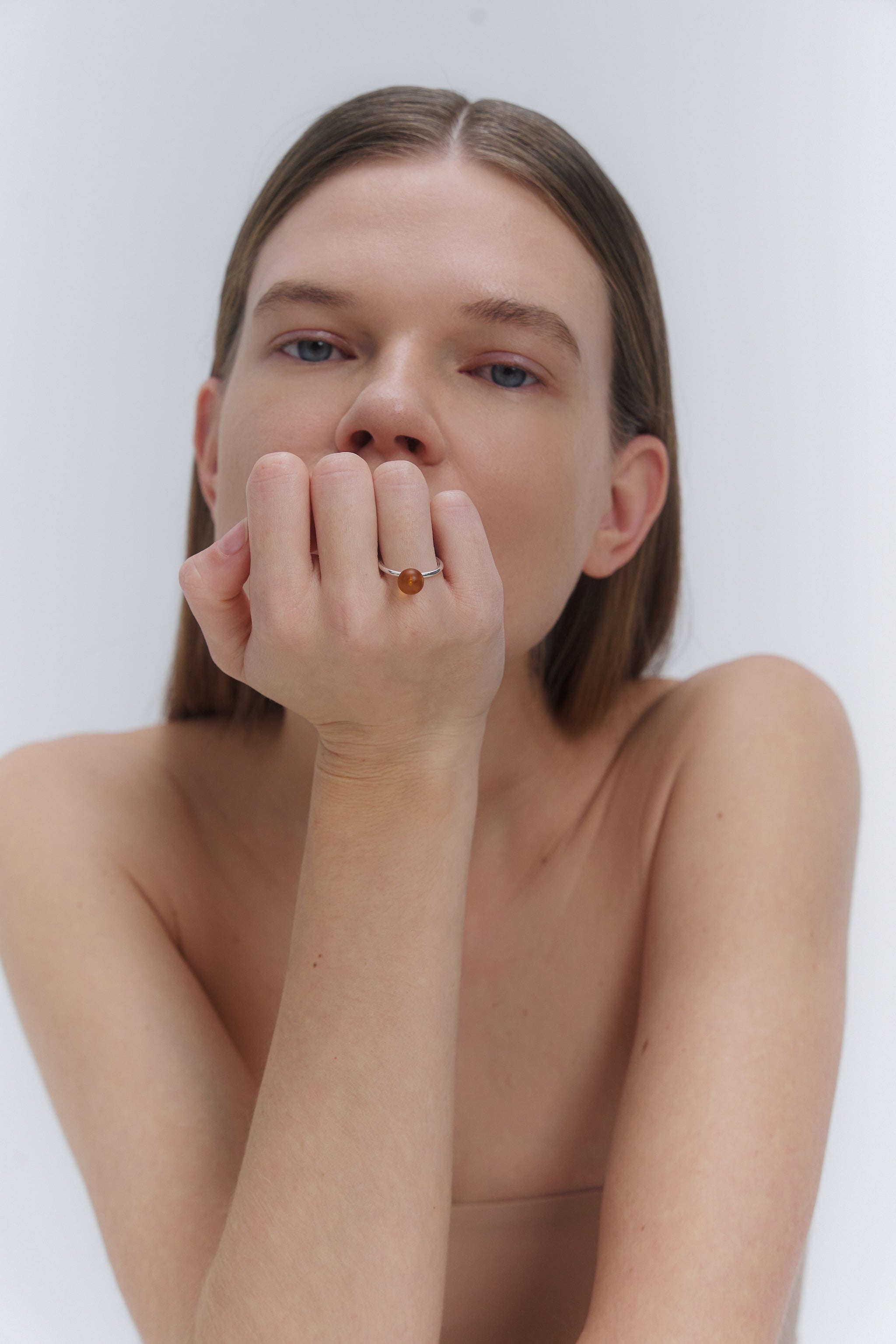 AMBRE APTAKUS ŽIEDAS SU VIDUTINIU GINTARU