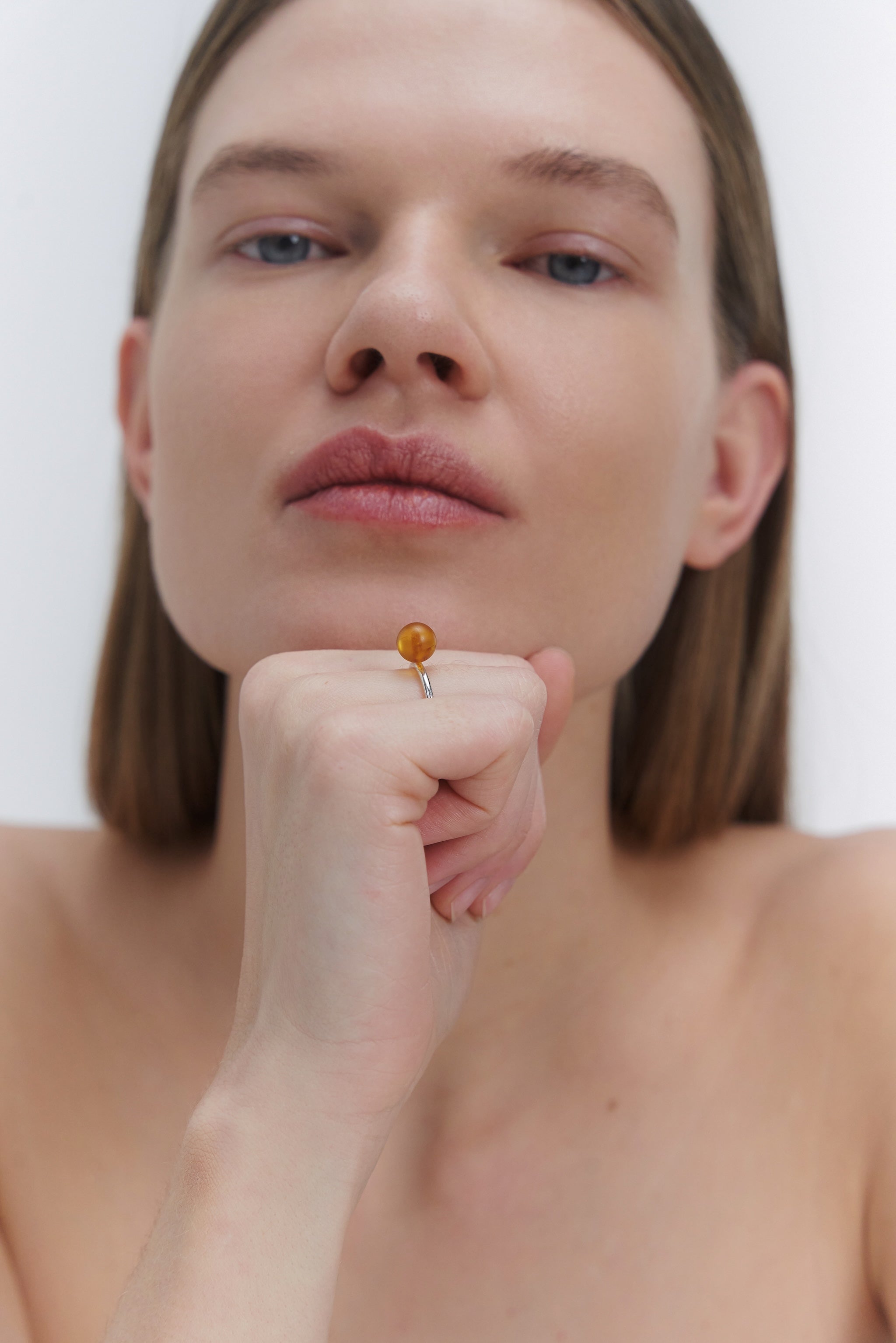 AMBRE APTAKUS ŽIEDAS SU VIDUTINIU GINTARU