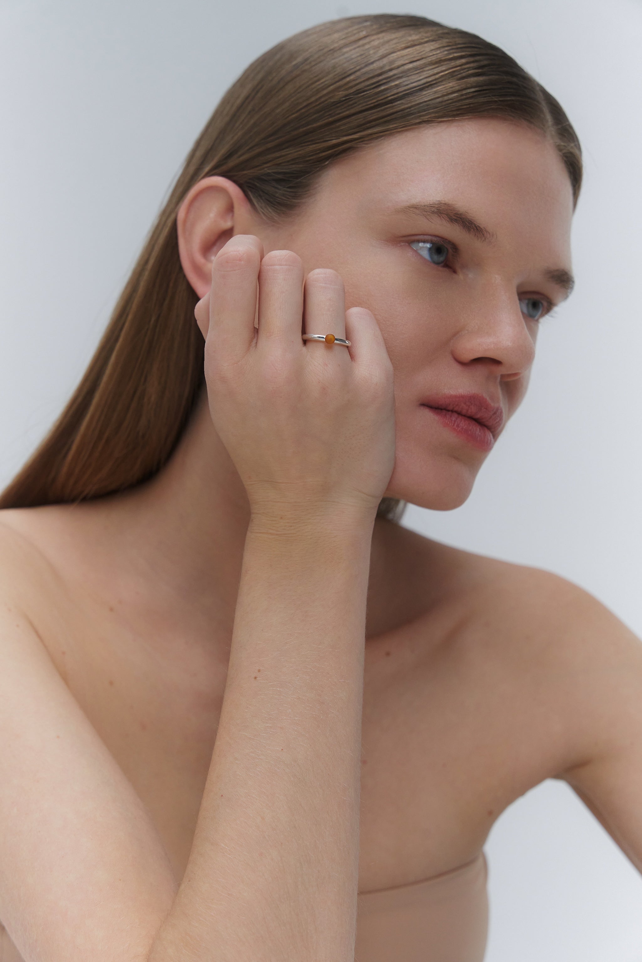 AMBRE APTAKUS 2,5 MM ŽIEDAS SU LABAI MAŽU GINTARU