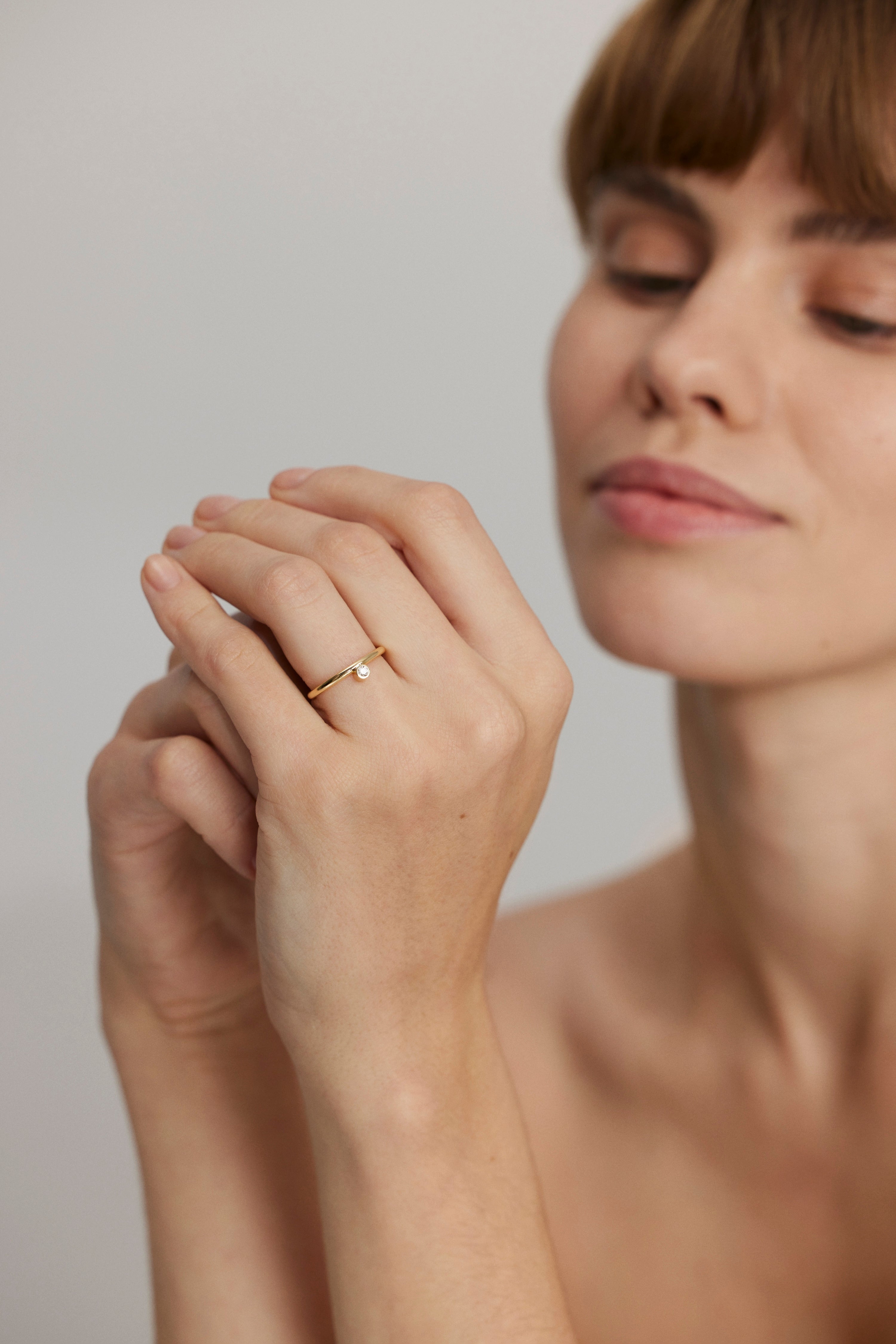 INNER SHINE APTAKUS PUSIAUSVYROS ŽIEDAS SU DEIMANTU IŠORĖJE