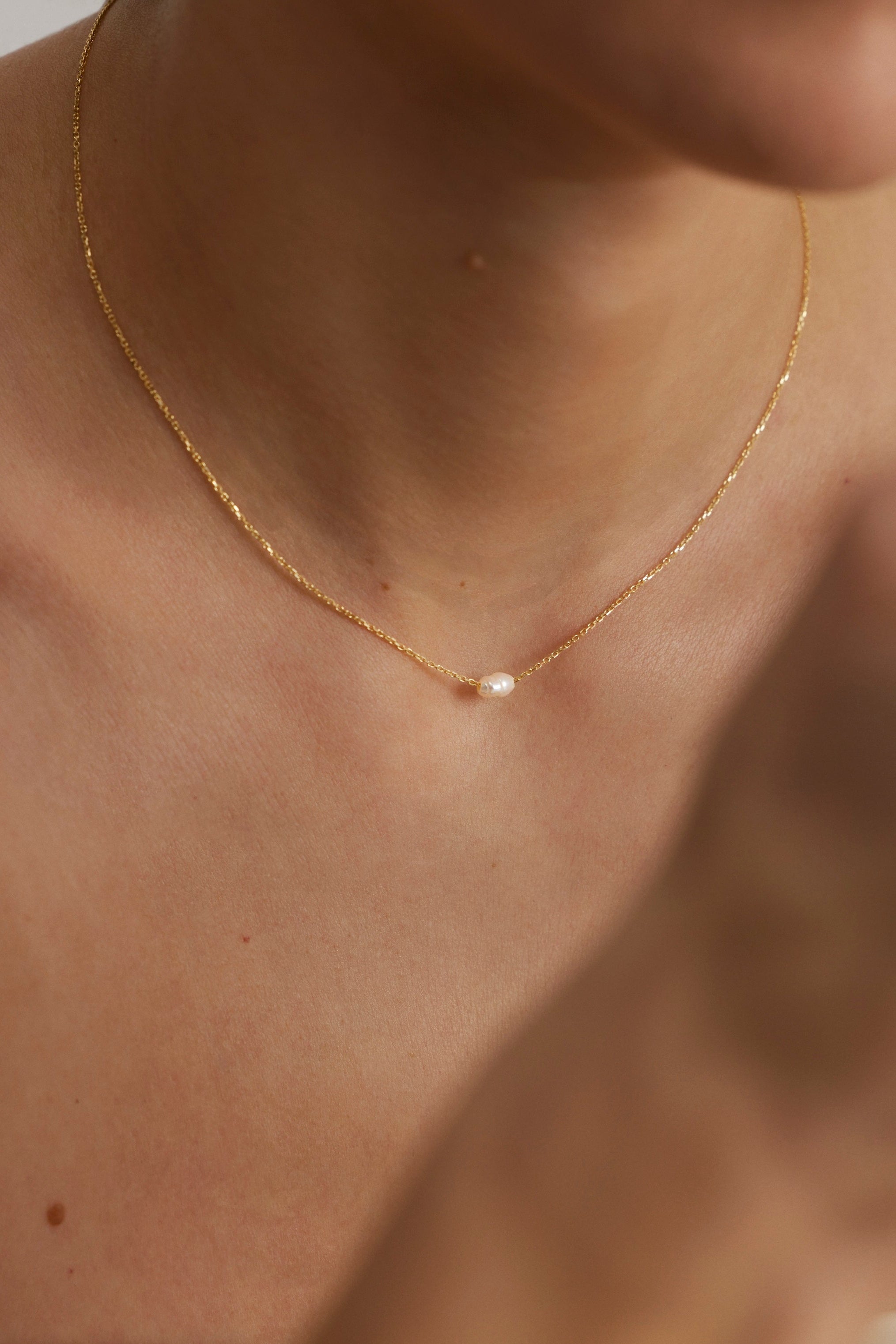 PEARL DIVER AUKSINĖ GRANDINĖLĖ SU PERLU