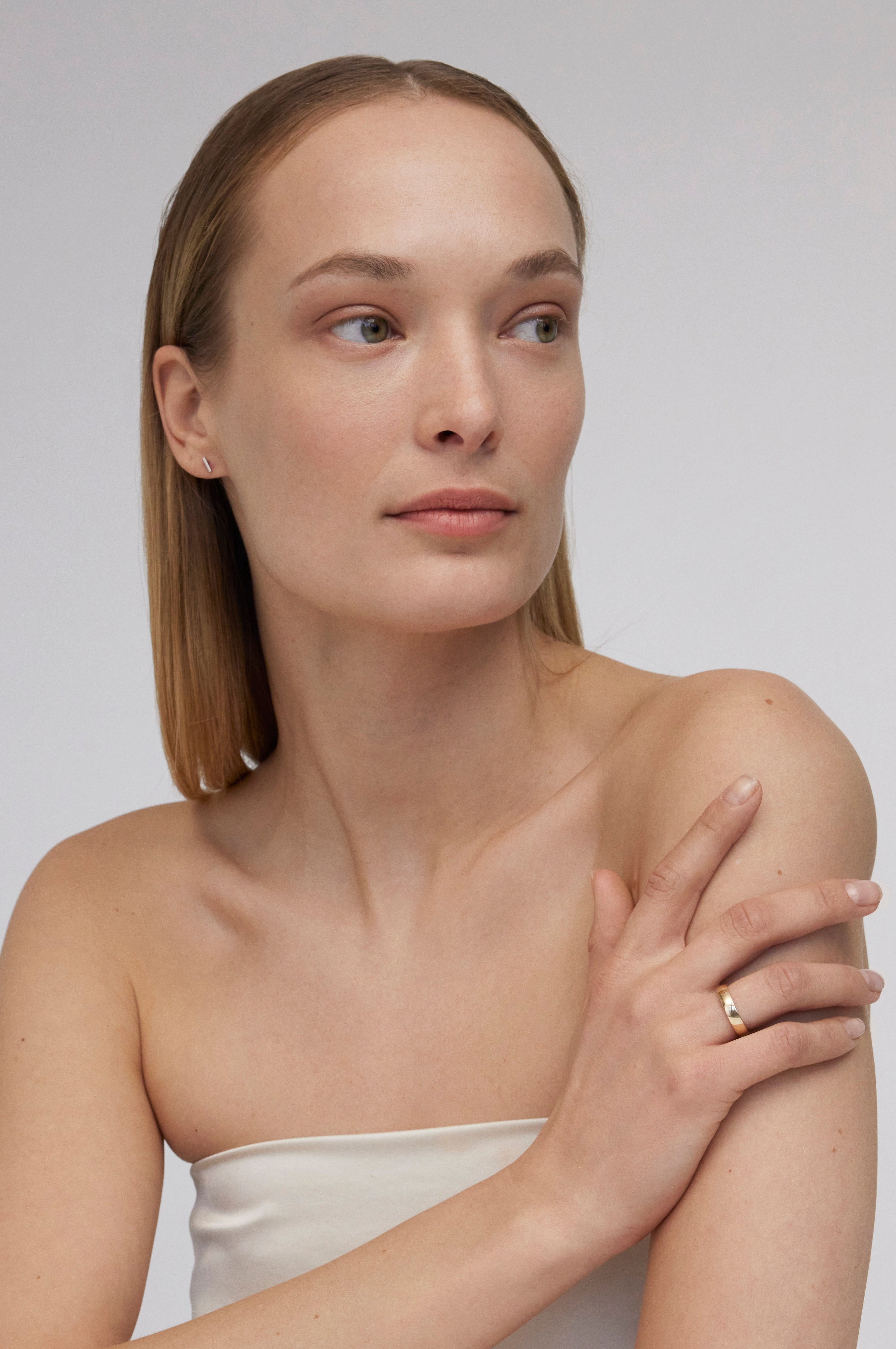 THE ONE VESTUVINIS ŽIEDAS SU LENKTA IŠORE IR VIDUMI, 4MM