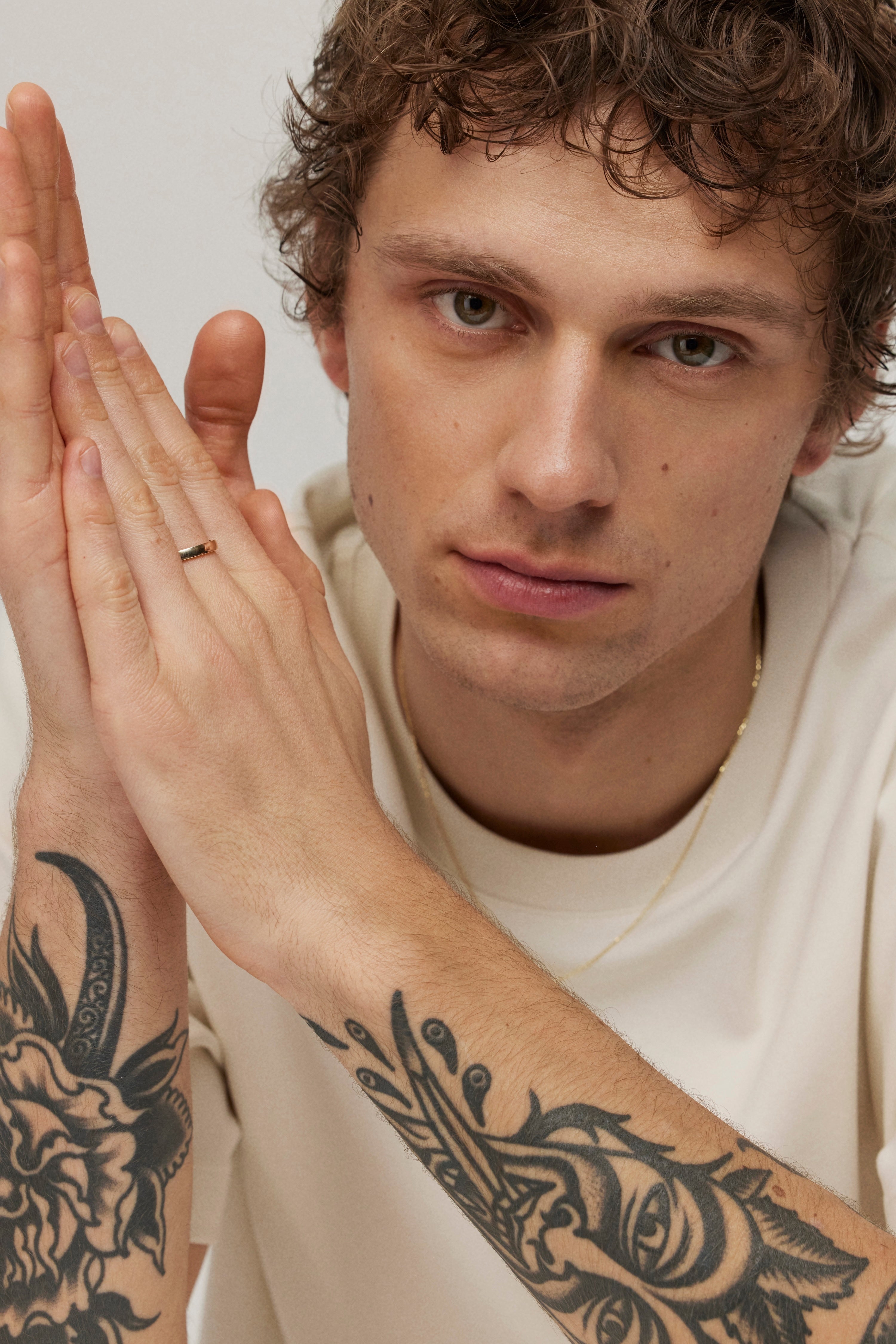 THE ONE VESTUVINIS ŽIEDAS SU LENKTA IŠORE IR VIDUMI, 4MM