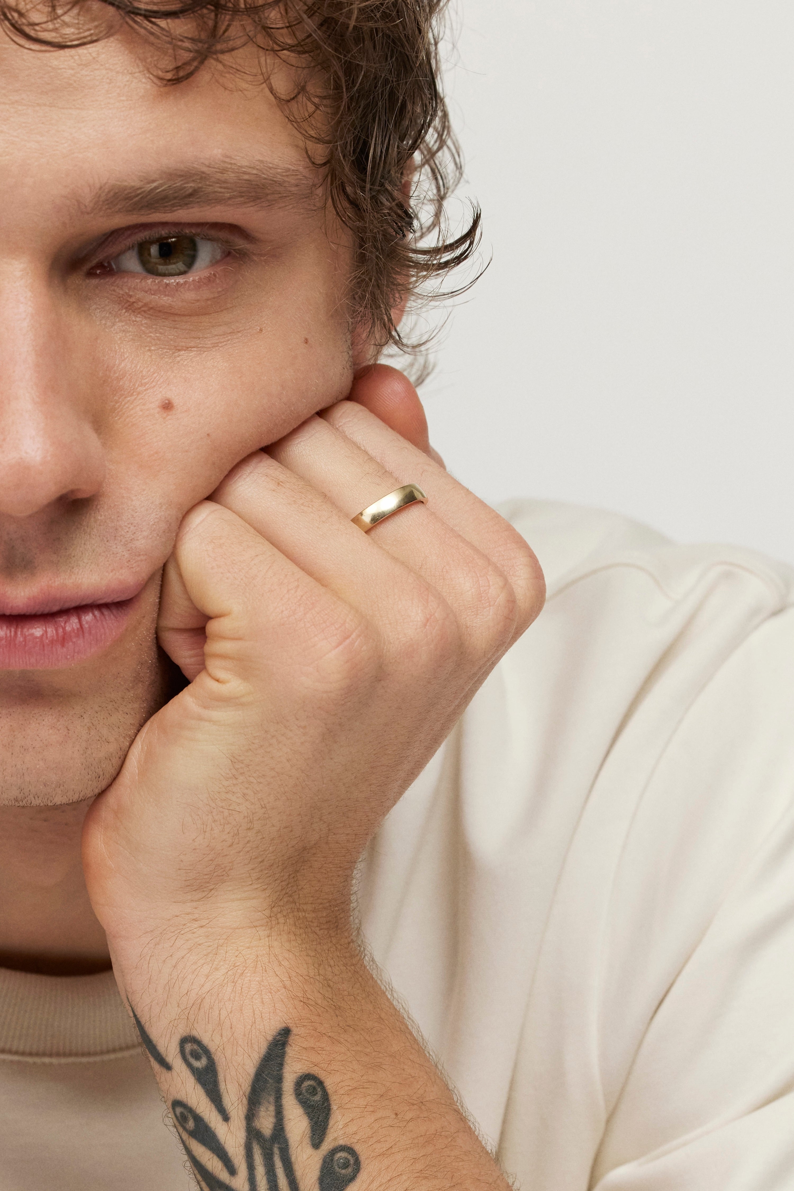 THE ONE VESTUVINIS ŽIEDAS SU LENKTA IŠORE IR VIDUMI, 4MM