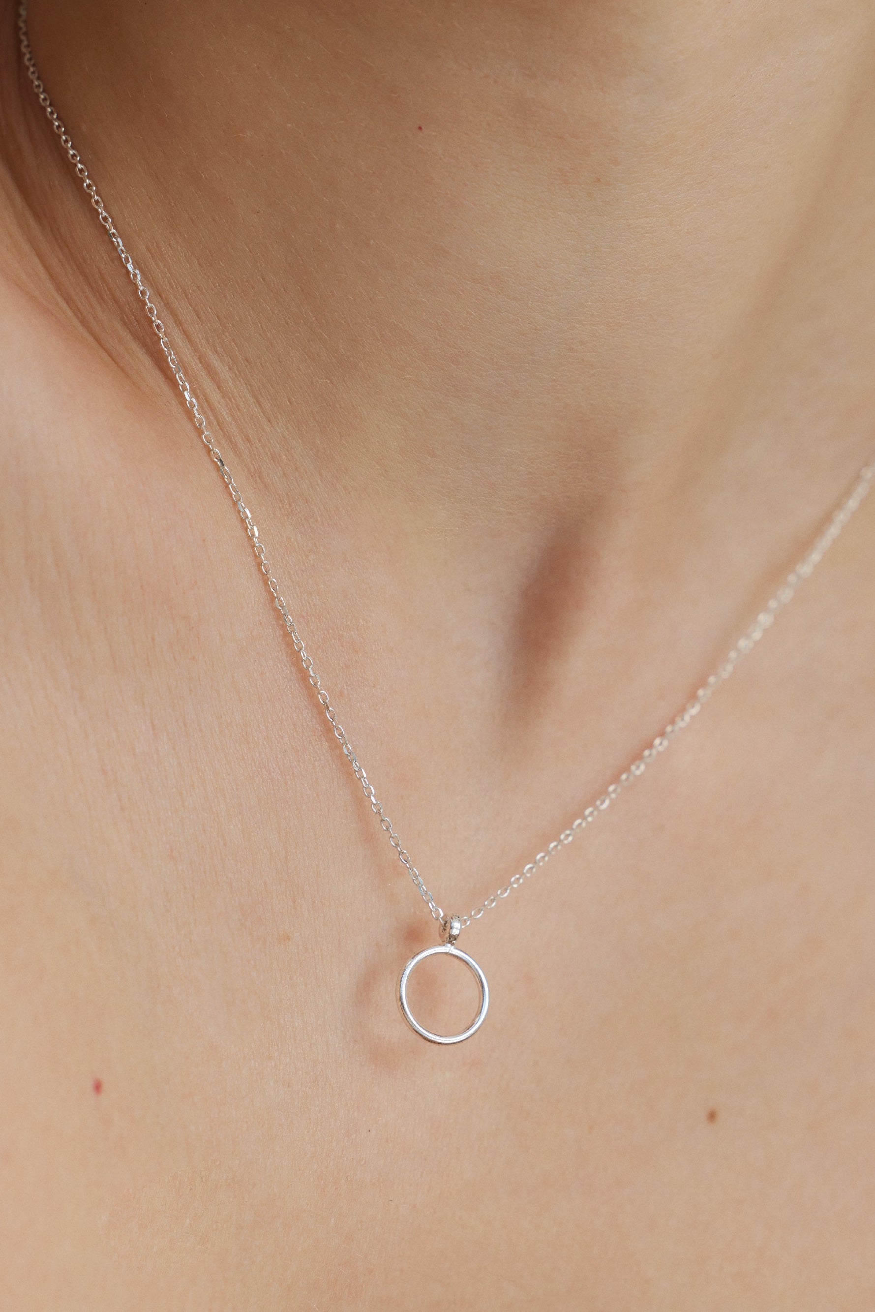 FORM GRANDINĖLĖ SU APTAKAUS ŽIEDO PAKABUKU