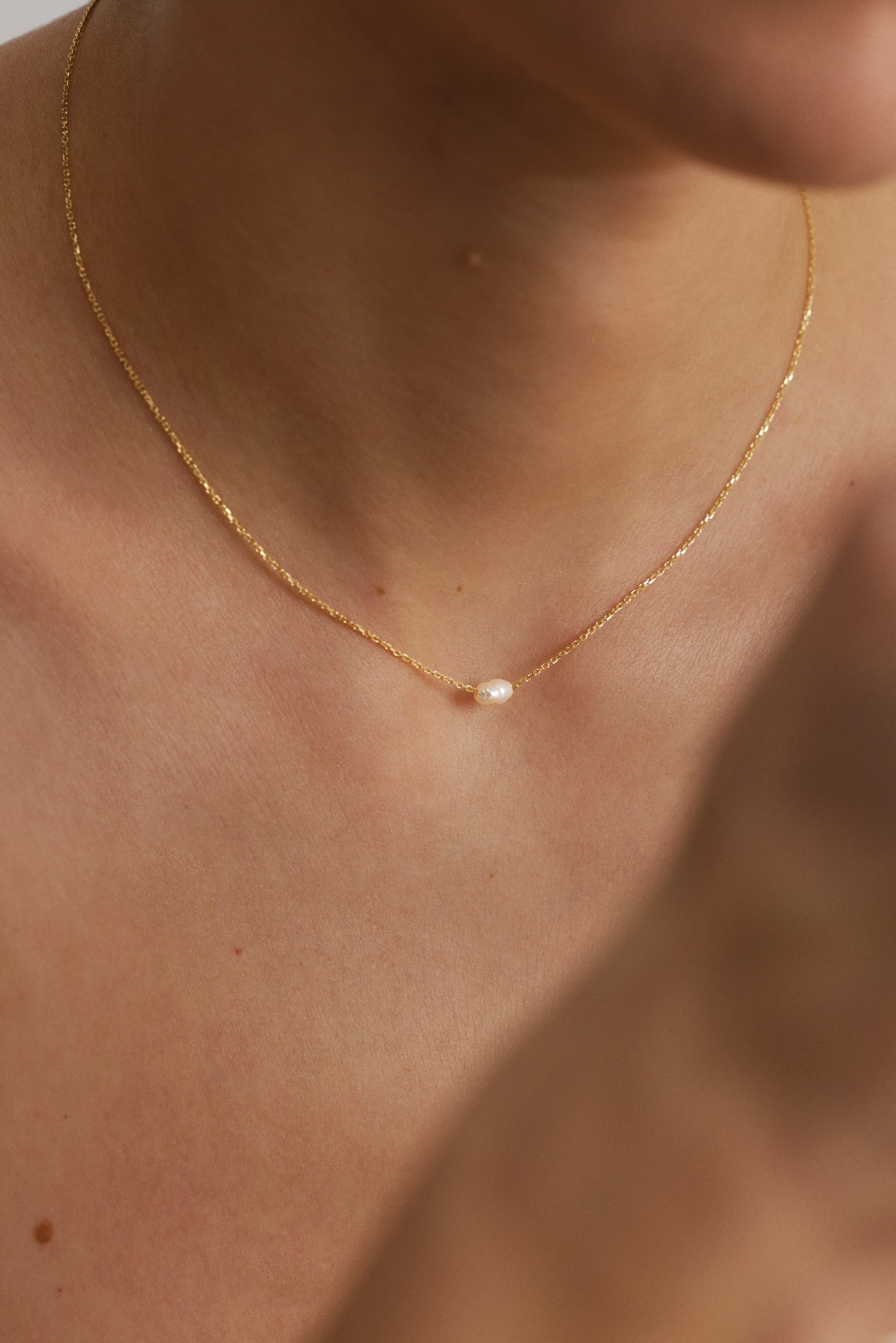 PEARL DIVER AUKSINĖ GRANDINĖLĖ SU PERLU