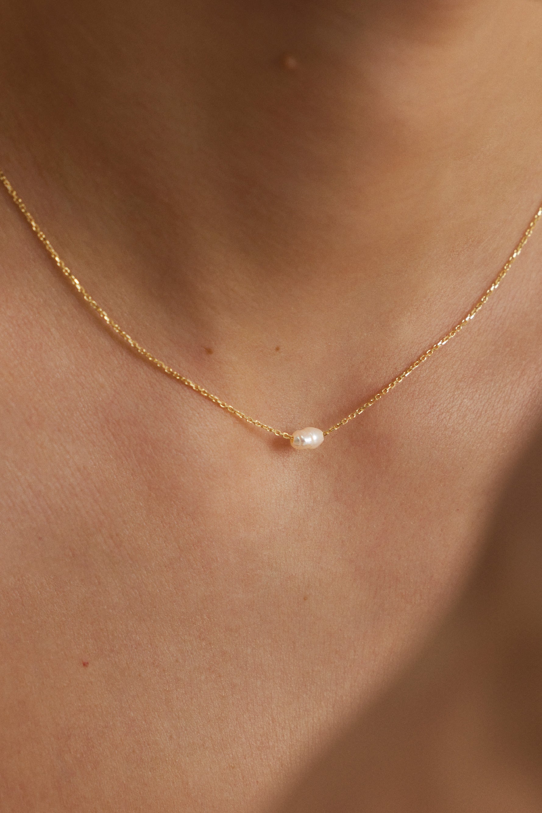 PEARL DIVER AUKSINĖ GRANDINĖLĖ SU PERLU