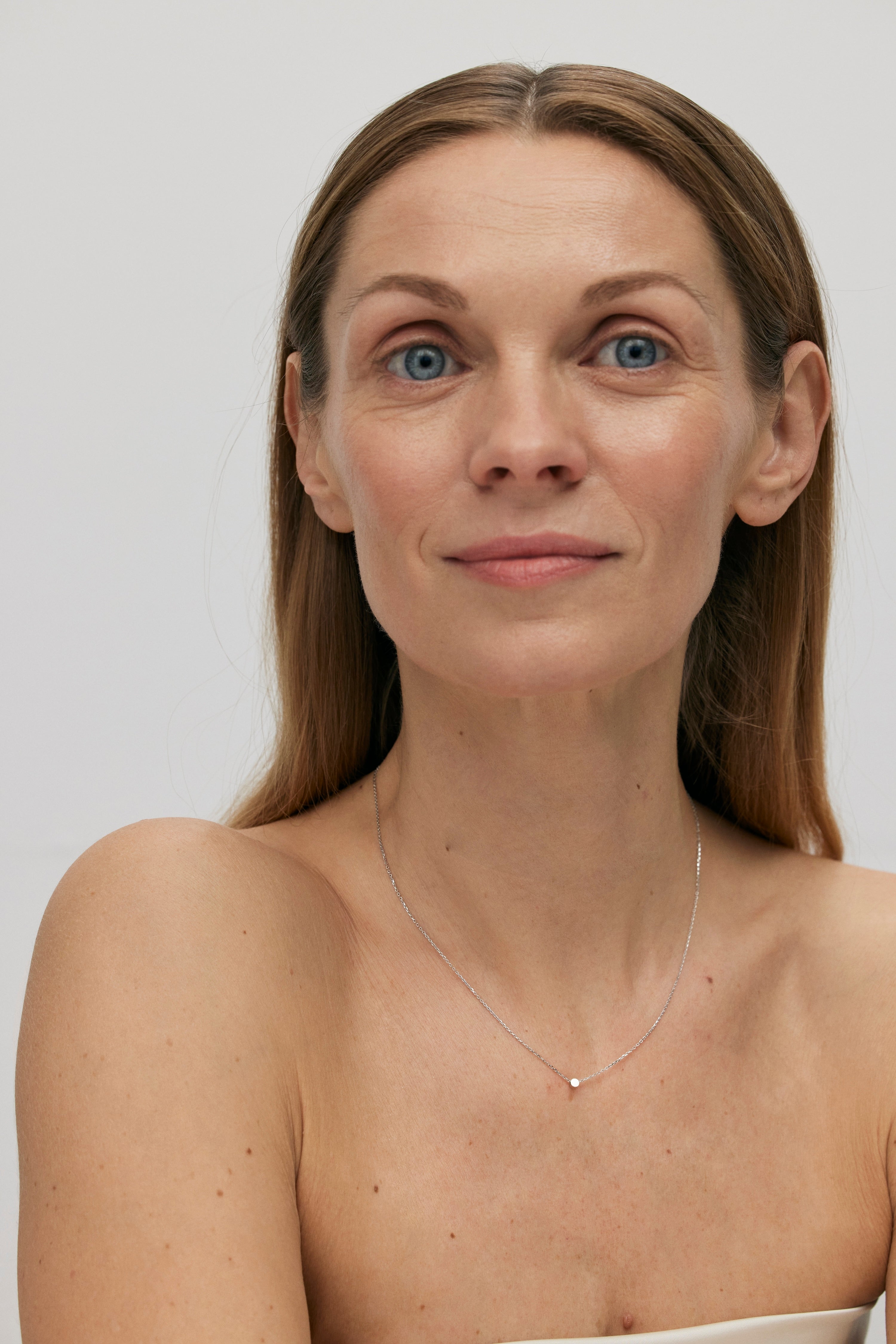 THE DOT AUKSINĖ GRANDINĖLĖ SU PLOKŠČIU PAKABUKU-TAŠKU