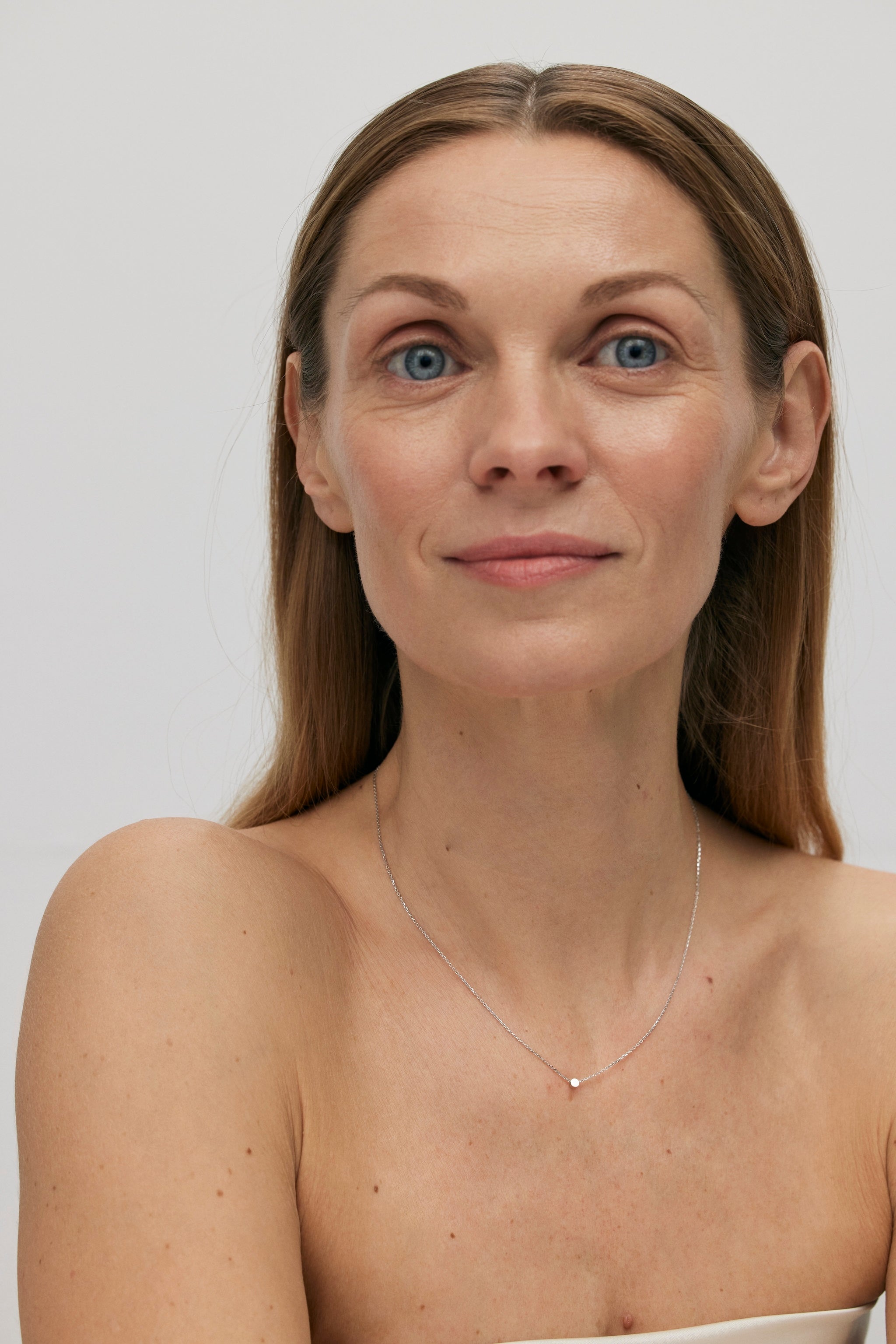 THE DOT AUKSINĖ GRANDINĖLĖ SU PLOKŠČIU PAKABUKU-TAŠKU