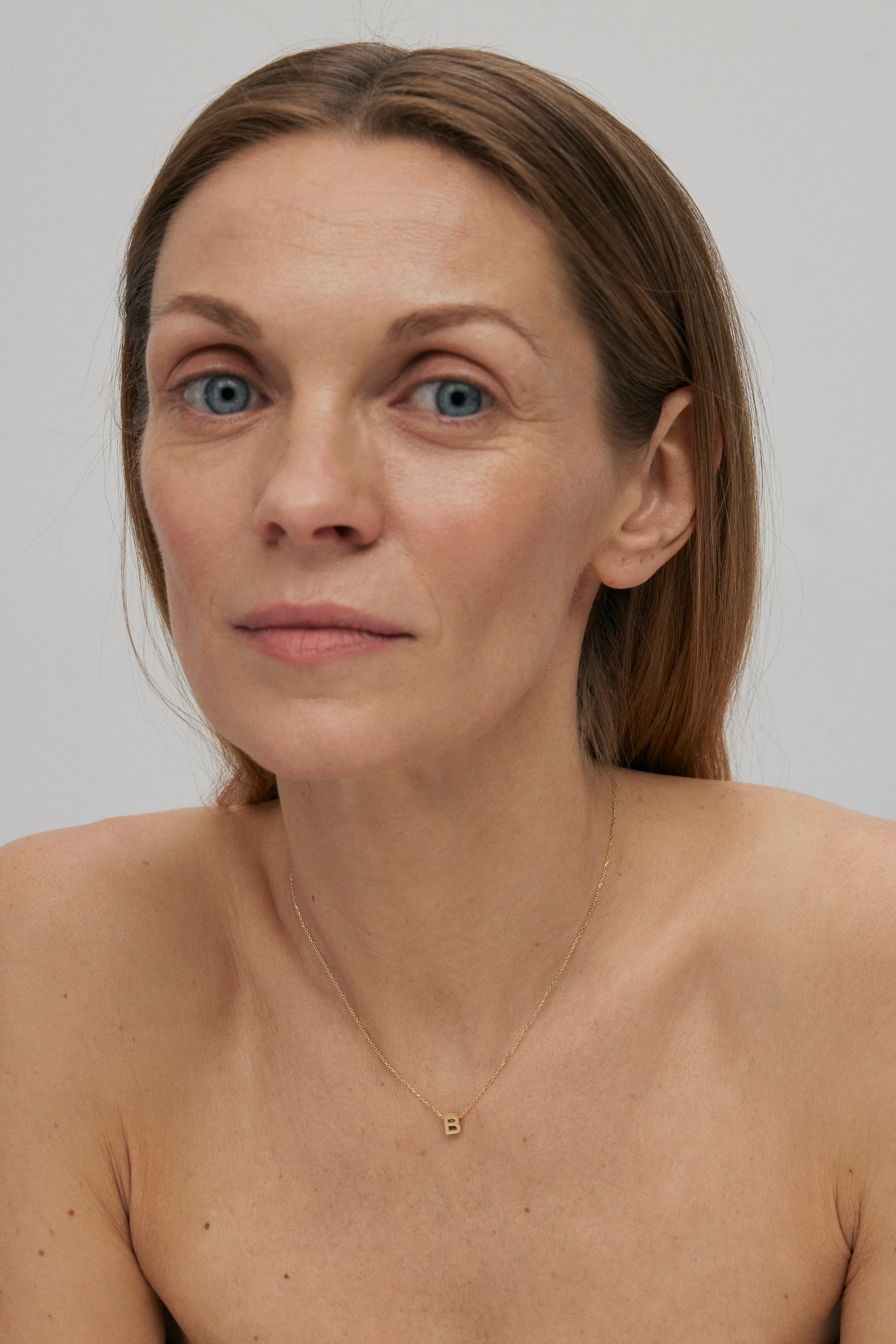 THE LETTER AUKSINĖ GRANDINĖLĖ SU DIDESNIU RAIDELĖS PAKABUKU