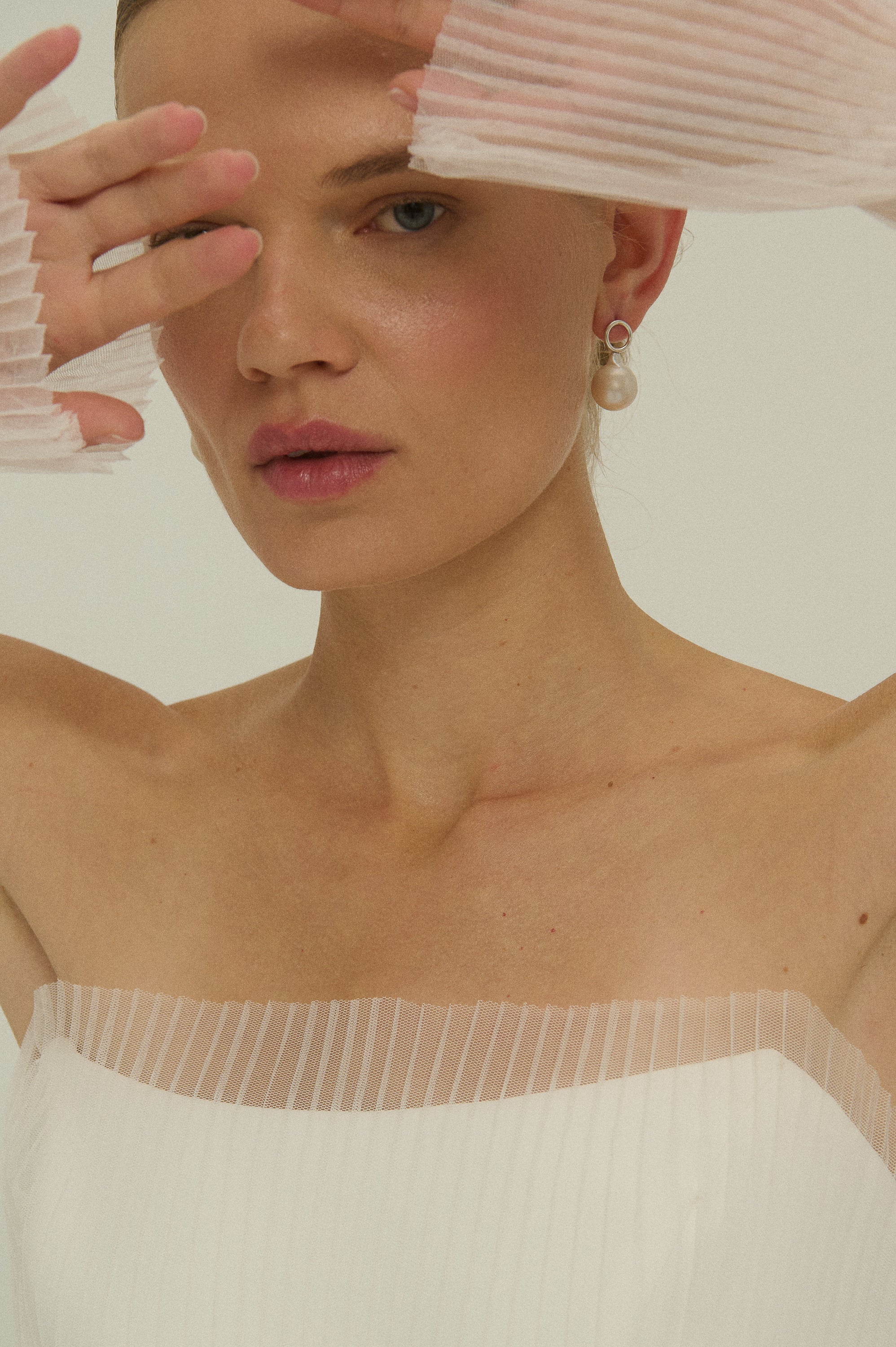 AN x MAGDALENA ABSTRAKTUS ŽIEDINIS AUSKARAS SU PERLU