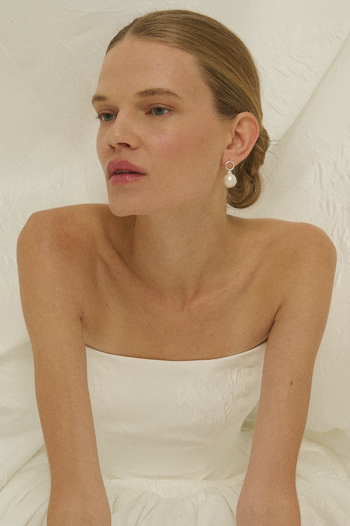 AN x MAGDALENA ABSTRAKTUS ŽIEDINIS AUSKARAS SU PERLU