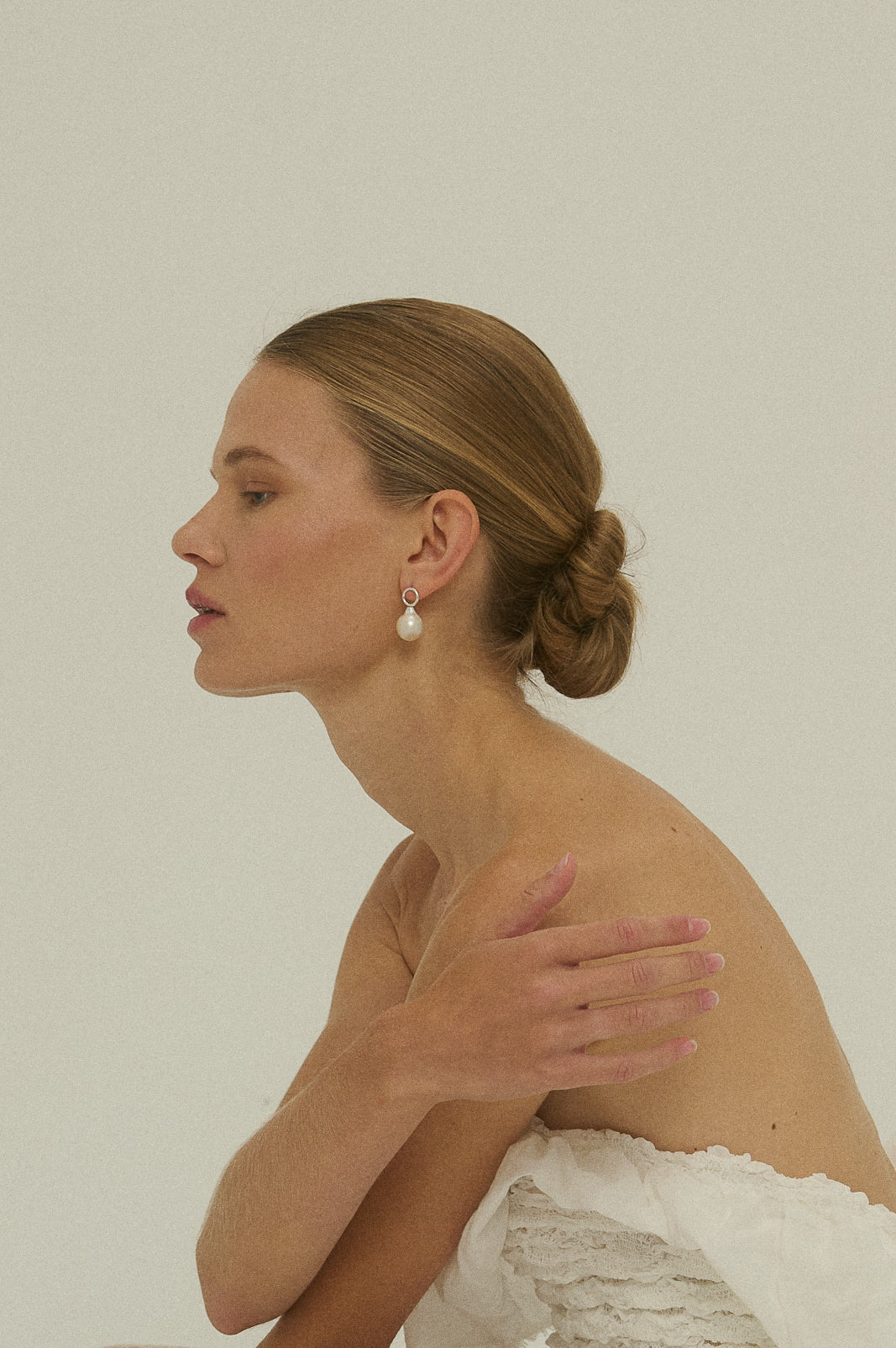 AN x MAGDALENA ABSTRAKTUS ŽIEDINIS AUSKARAS SU PERLU