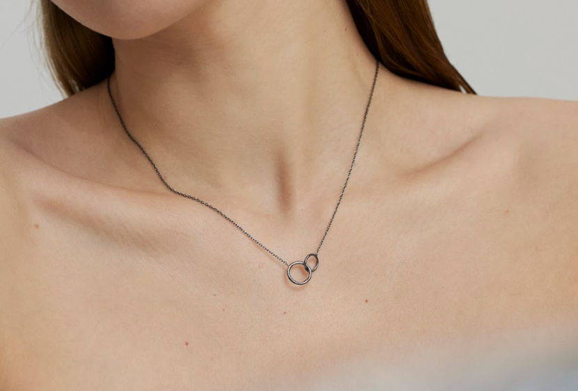 FORM GRANDINĖLĖ SU DVIEM SUNERTAIS ŽIEDAIS