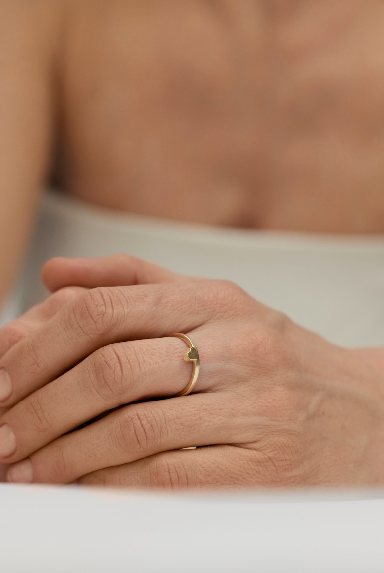 AMOUR APTAKUS AUKSINIS ŽIEDAS SU ŠIRDELE