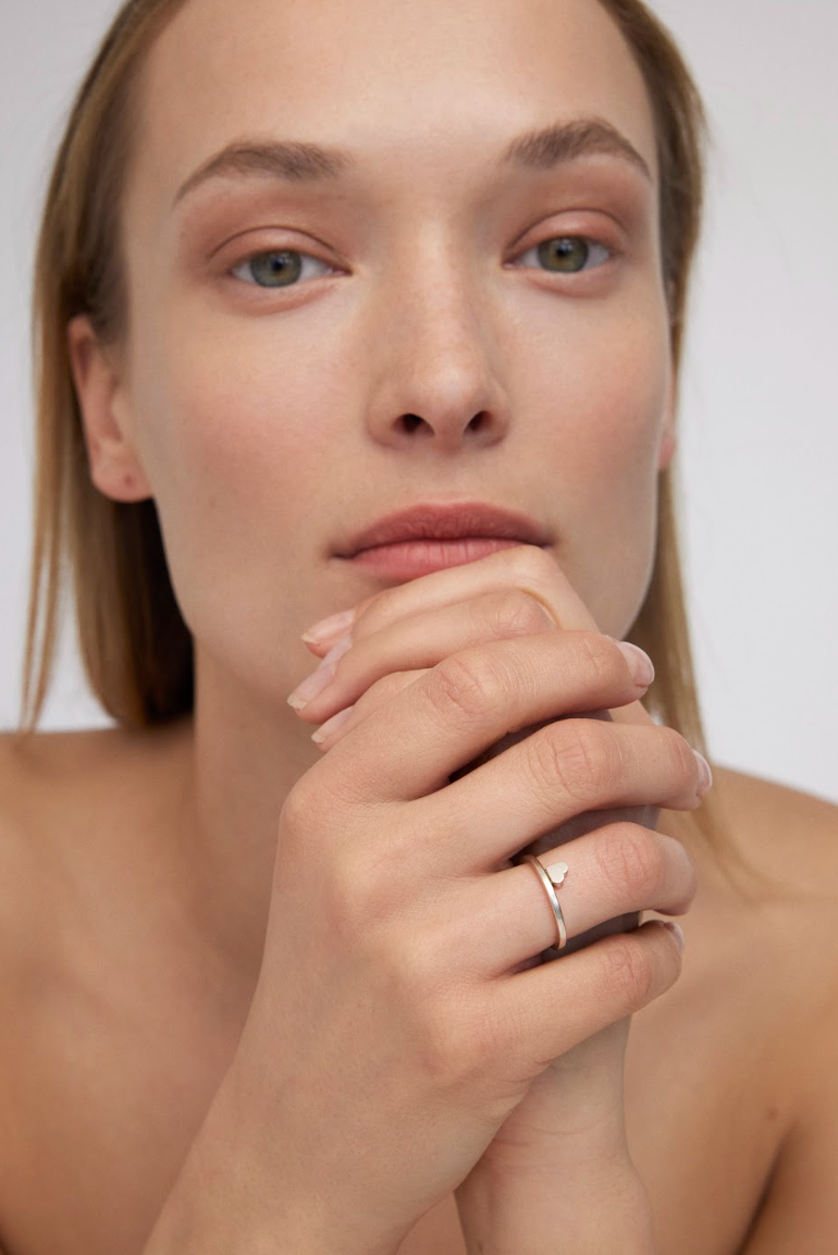 AMOUR APTAKUS AUKSINIS ŽIEDAS SU ŠIRDELE