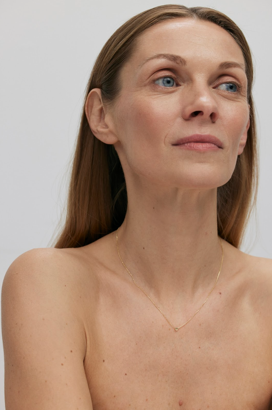 THE DOT AUKSINĖ GRANDINĖLĖ SU PLOKŠČIU PAKABUKU-TAŠKU