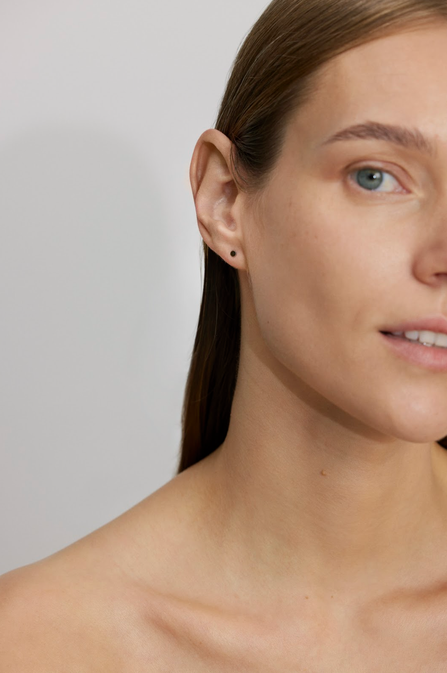 THE DOT SIDABRINIS AUSKARAS SU PLOKŠČIU TAŠKU, 3MM