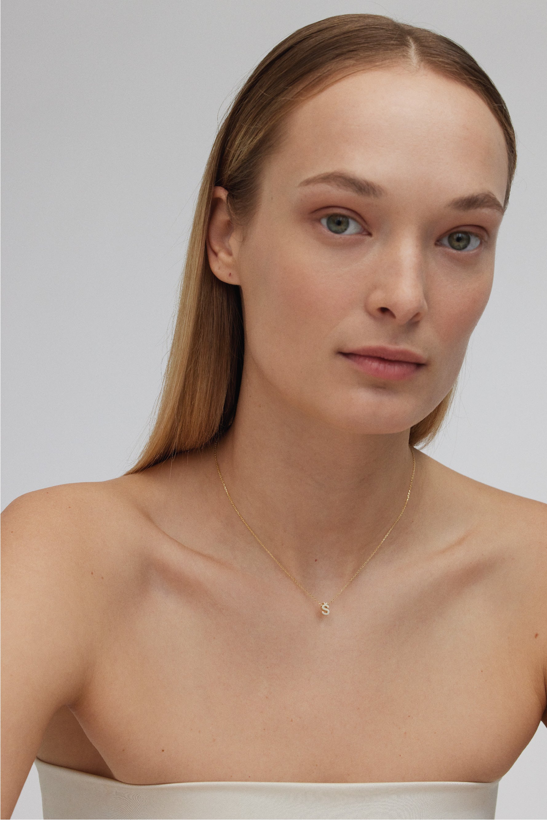 THE LETTER AUKSINĖ GRANDINĖLĖ SU DIDESNIU RAIDELĖS PAKABUKU