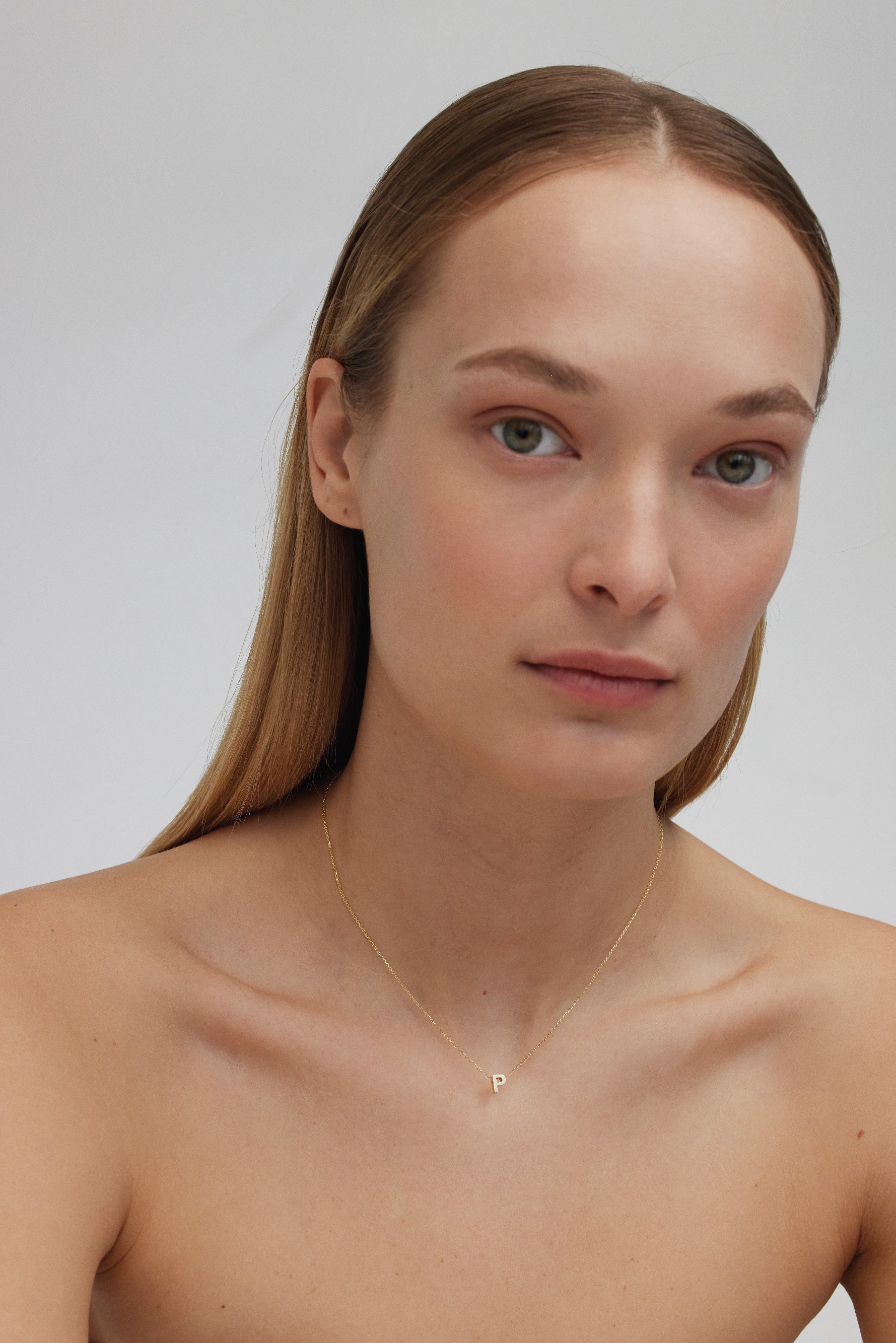 THE LETTER AUKSINĖ GRANDINĖLĖ SU DIDESNIU RAIDELĖS PAKABUKU