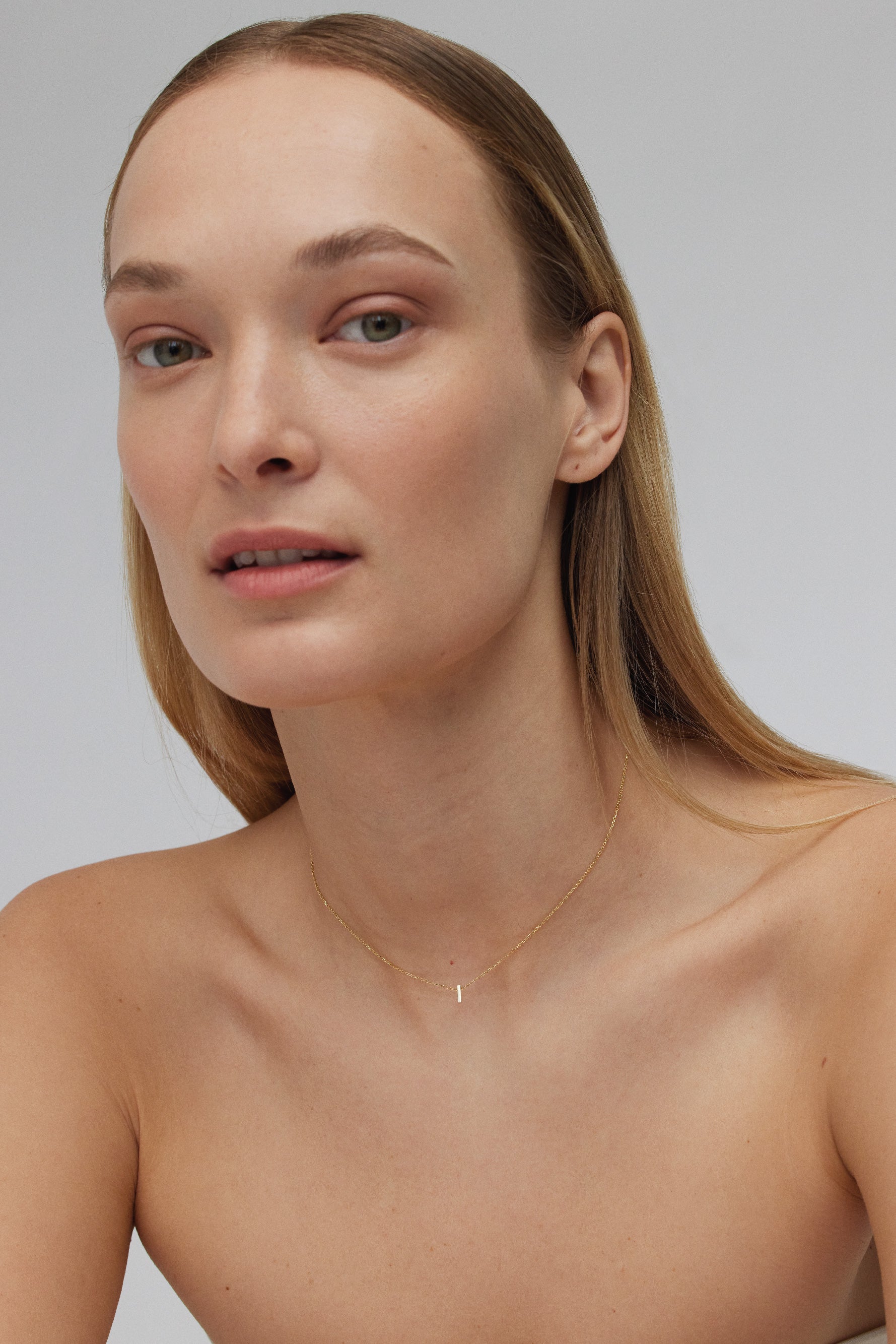 THE LETTER AUKSINĖ GRANDINĖLĖ SU DIDESNIU RAIDELĖS PAKABUKU