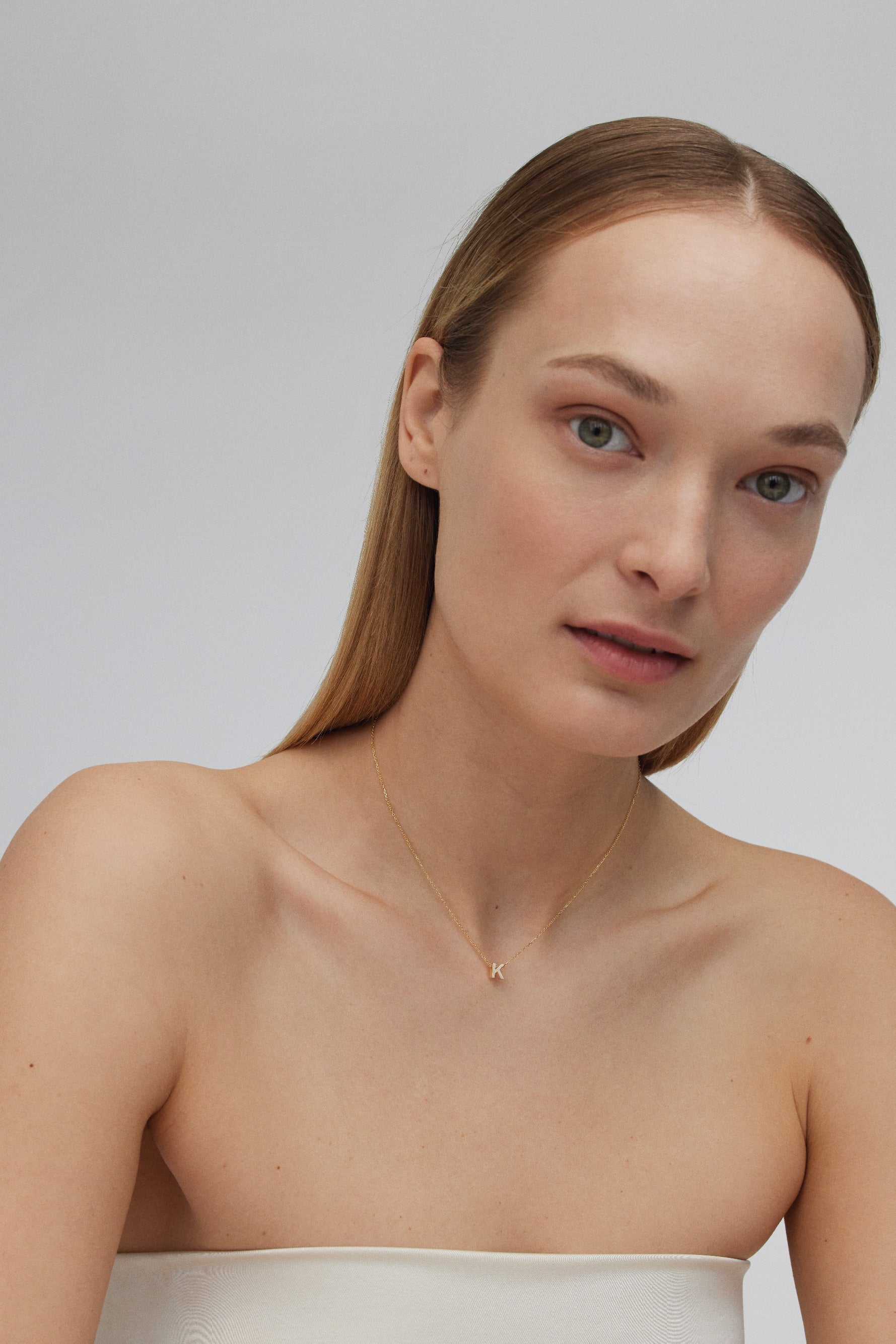 THE LETTER AUKSINĖ GRANDINĖLĖ SU DIDESNIU RAIDELĖS PAKABUKU