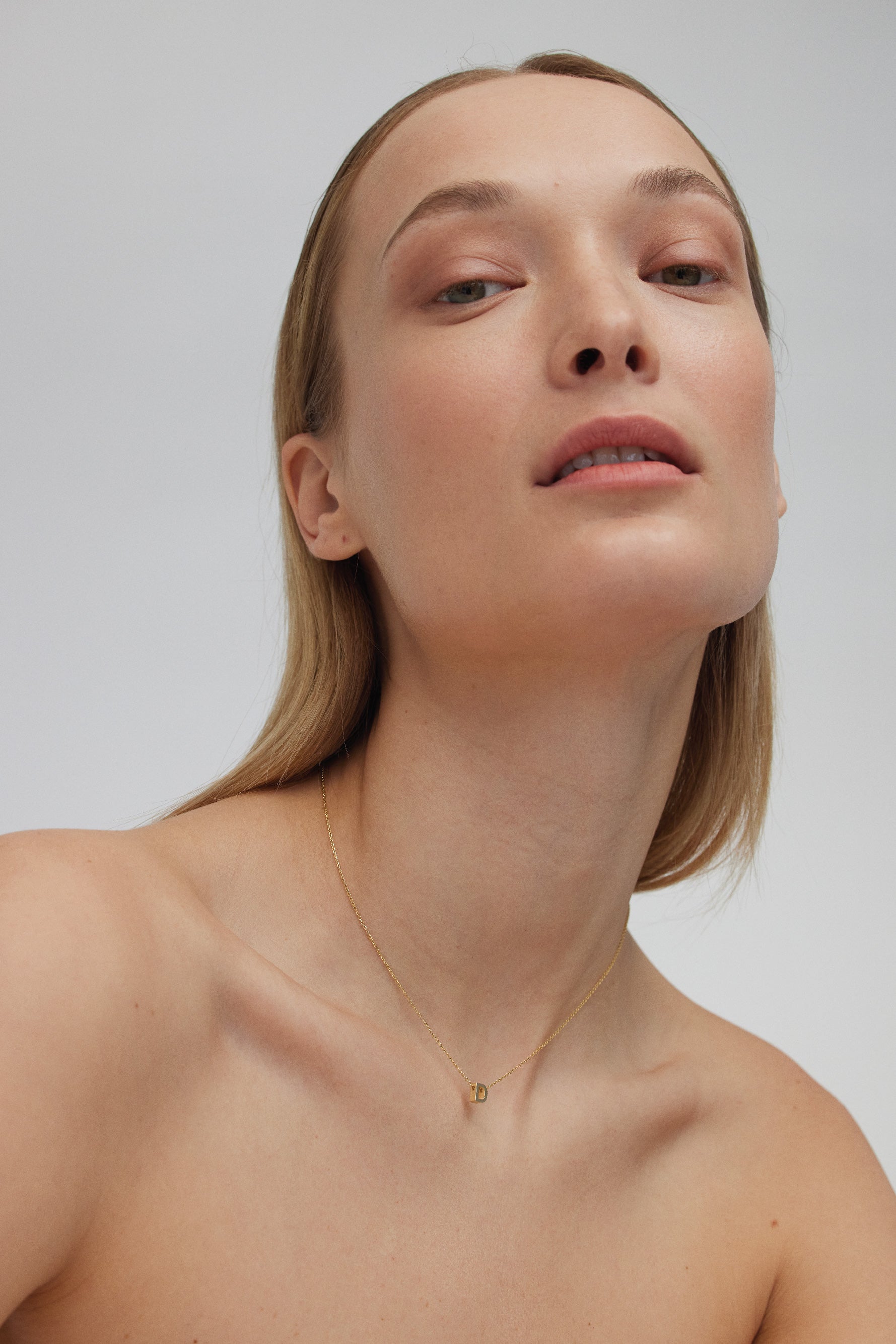 THE LETTER AUKSINĖ GRANDINĖLĖ SU DIDESNIU RAIDELĖS PAKABUKU