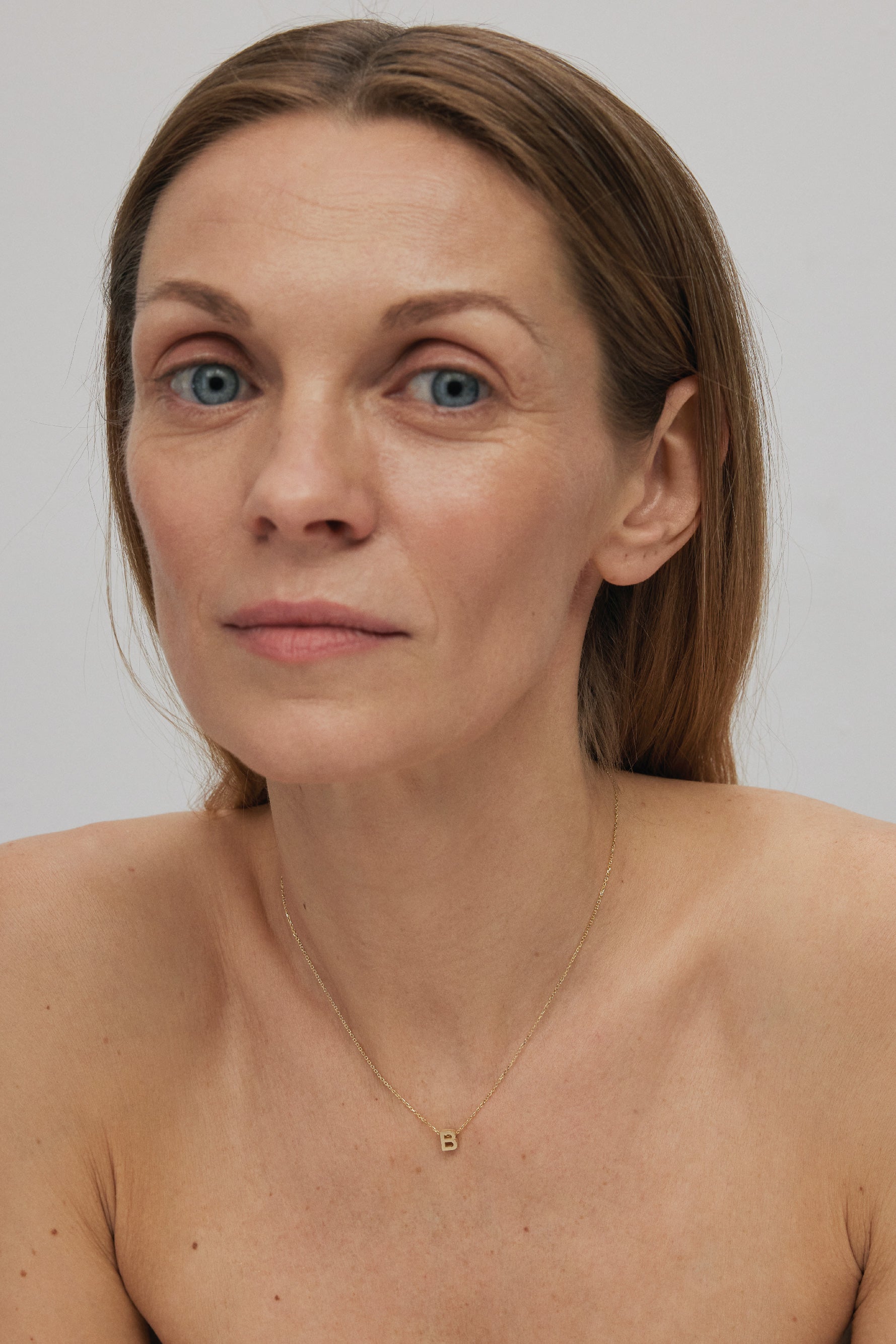 THE LETTER AUKSINĖ GRANDINĖLĖ SU DIDESNIU RAIDELĖS PAKABUKU