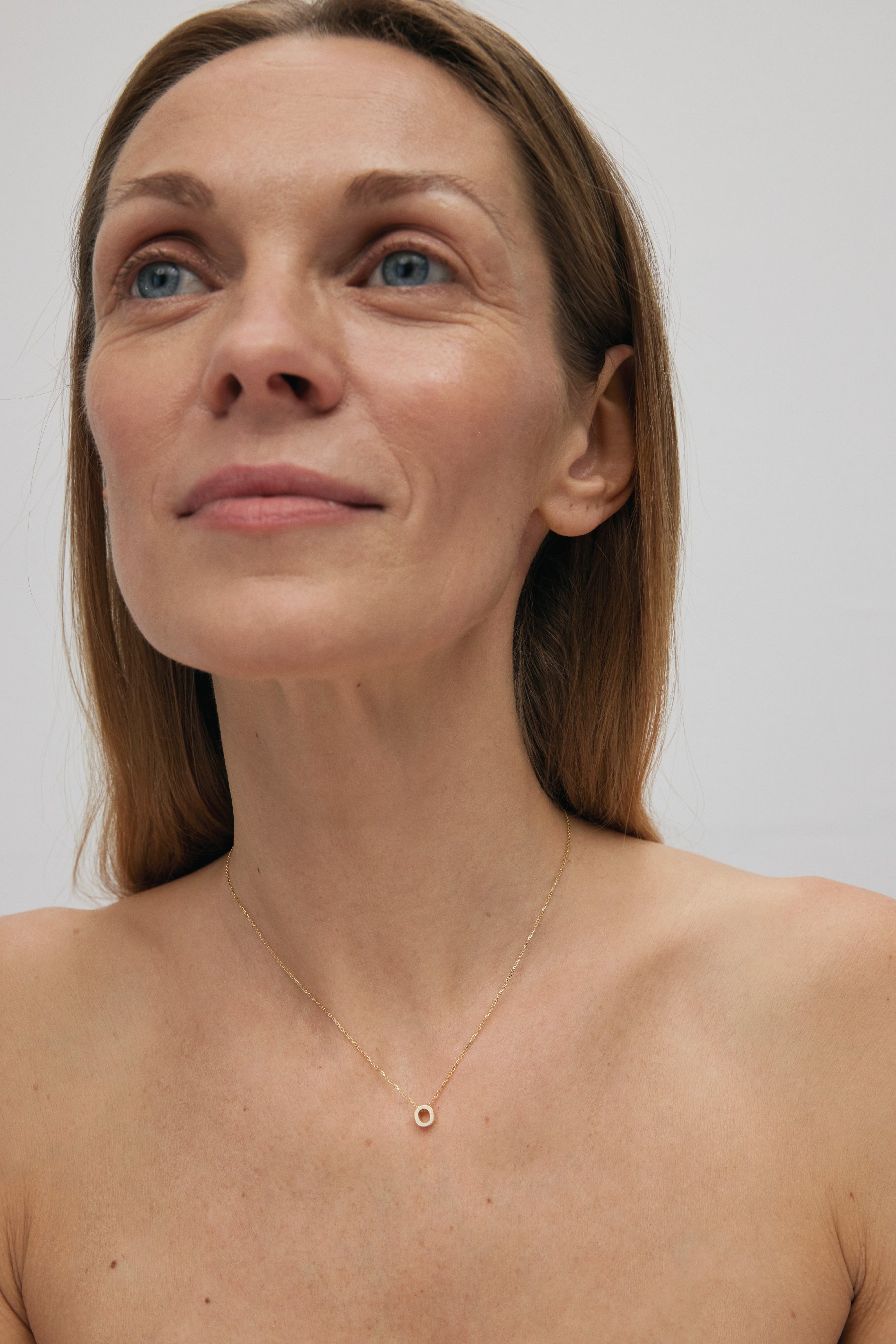 THE LETTER AUKSINĖ GRANDINĖLĖ SU DIDESNIU RAIDELĖS PAKABUKU