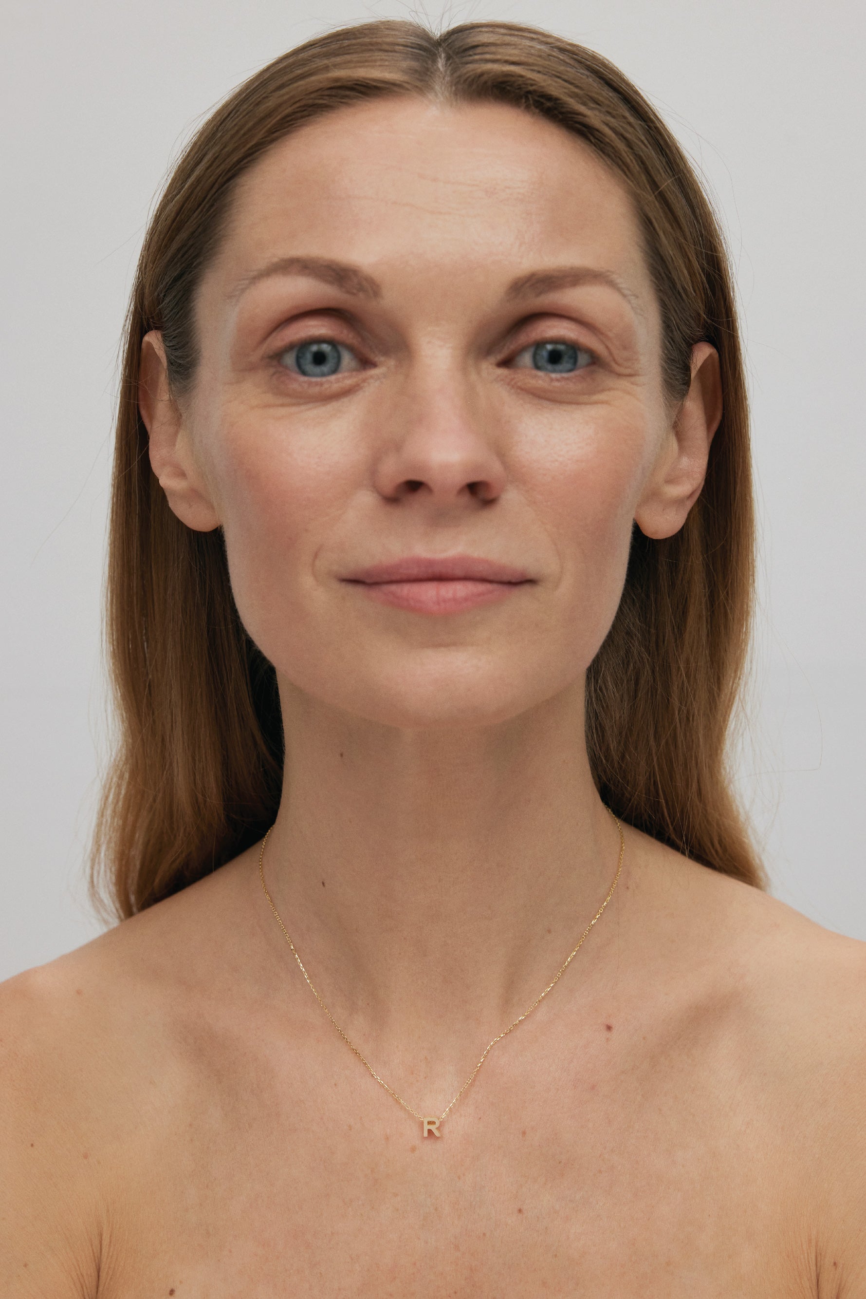 THE LETTER AUKSINĖ GRANDINĖLĖ SU DIDESNIU RAIDELĖS PAKABUKU