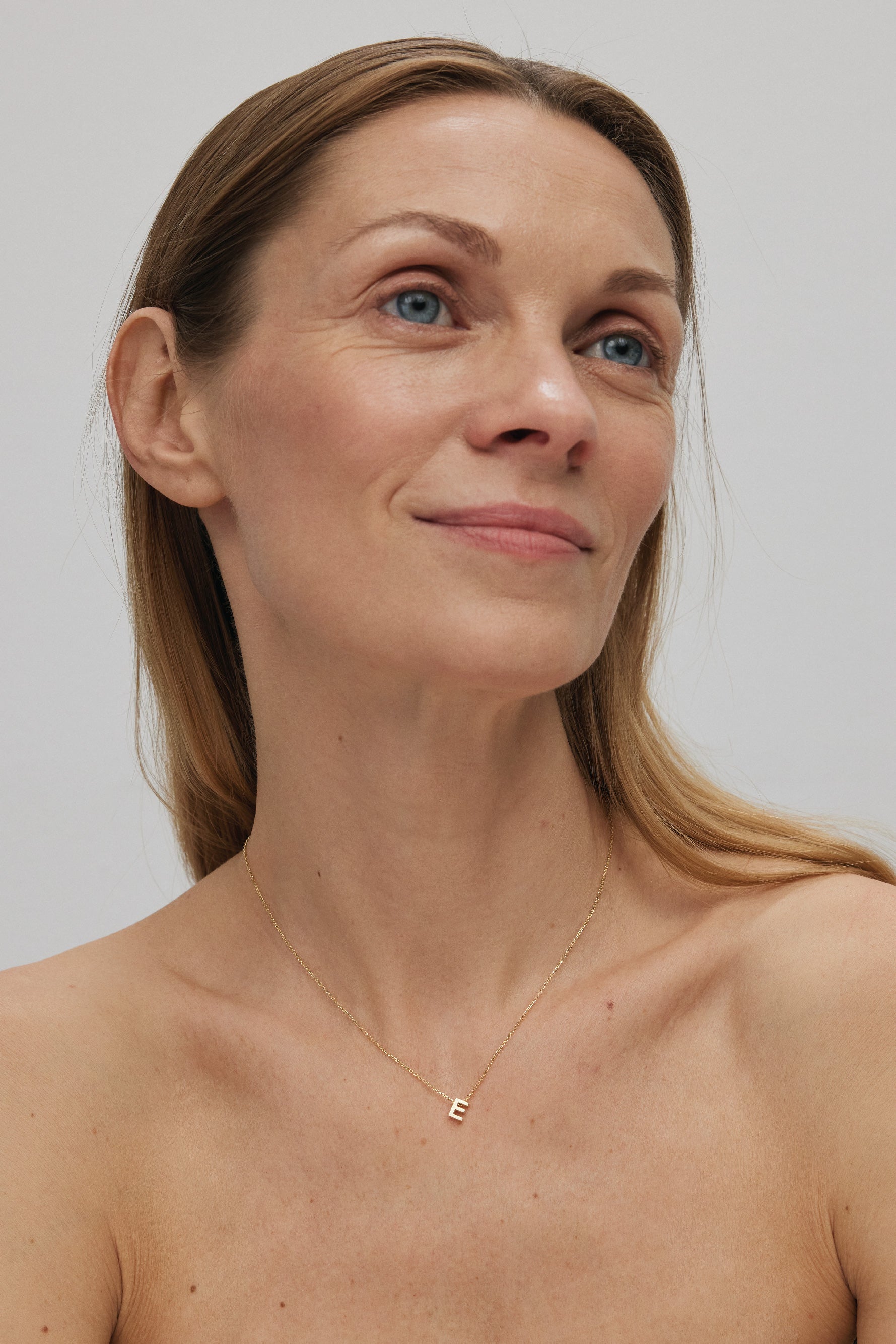 THE LETTER AUKSINĖ GRANDINĖLĖ SU DIDESNIU RAIDELĖS PAKABUKU