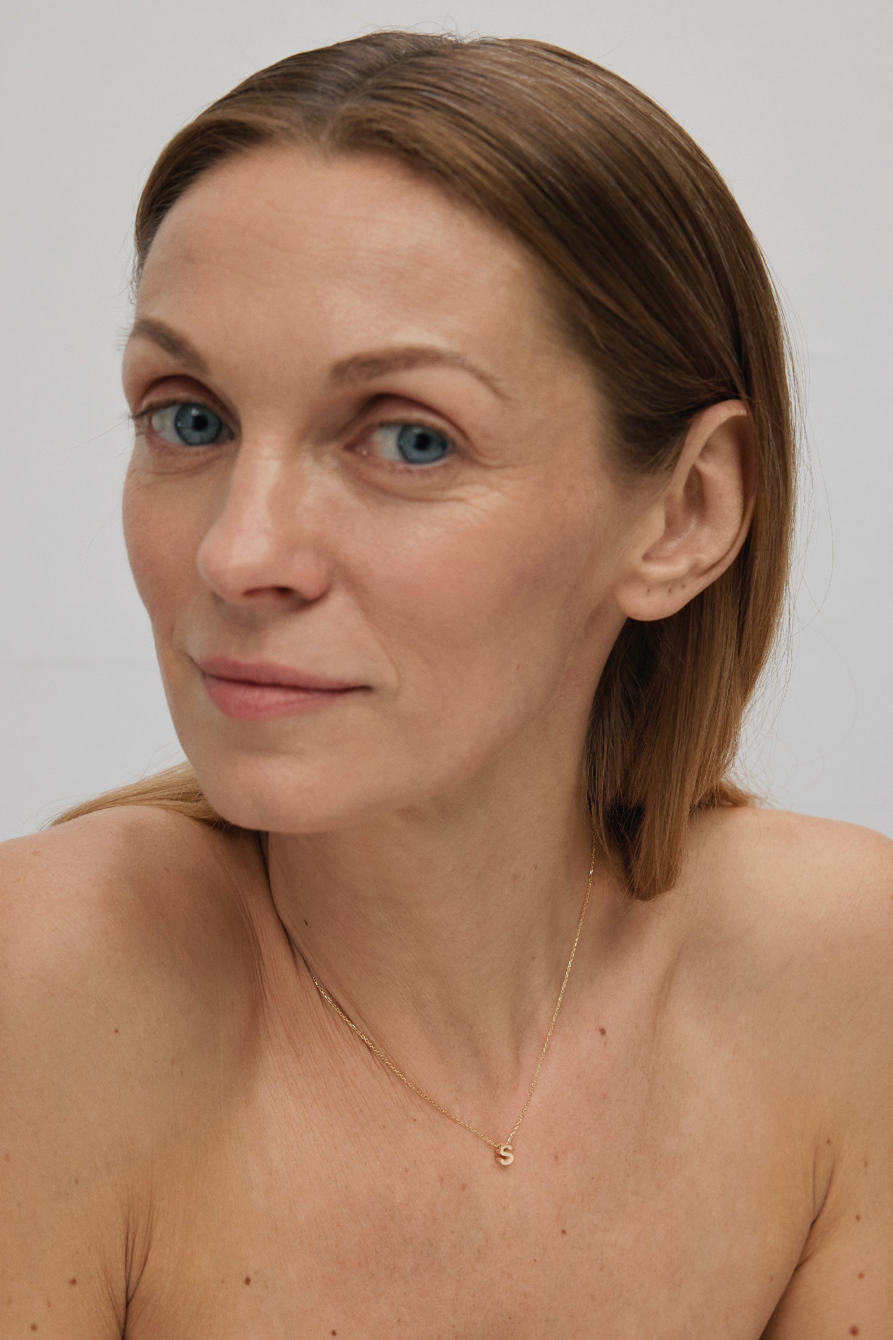 THE LETTER AUKSINĖ GRANDINĖLĖ SU DIDESNIU RAIDELĖS PAKABUKU