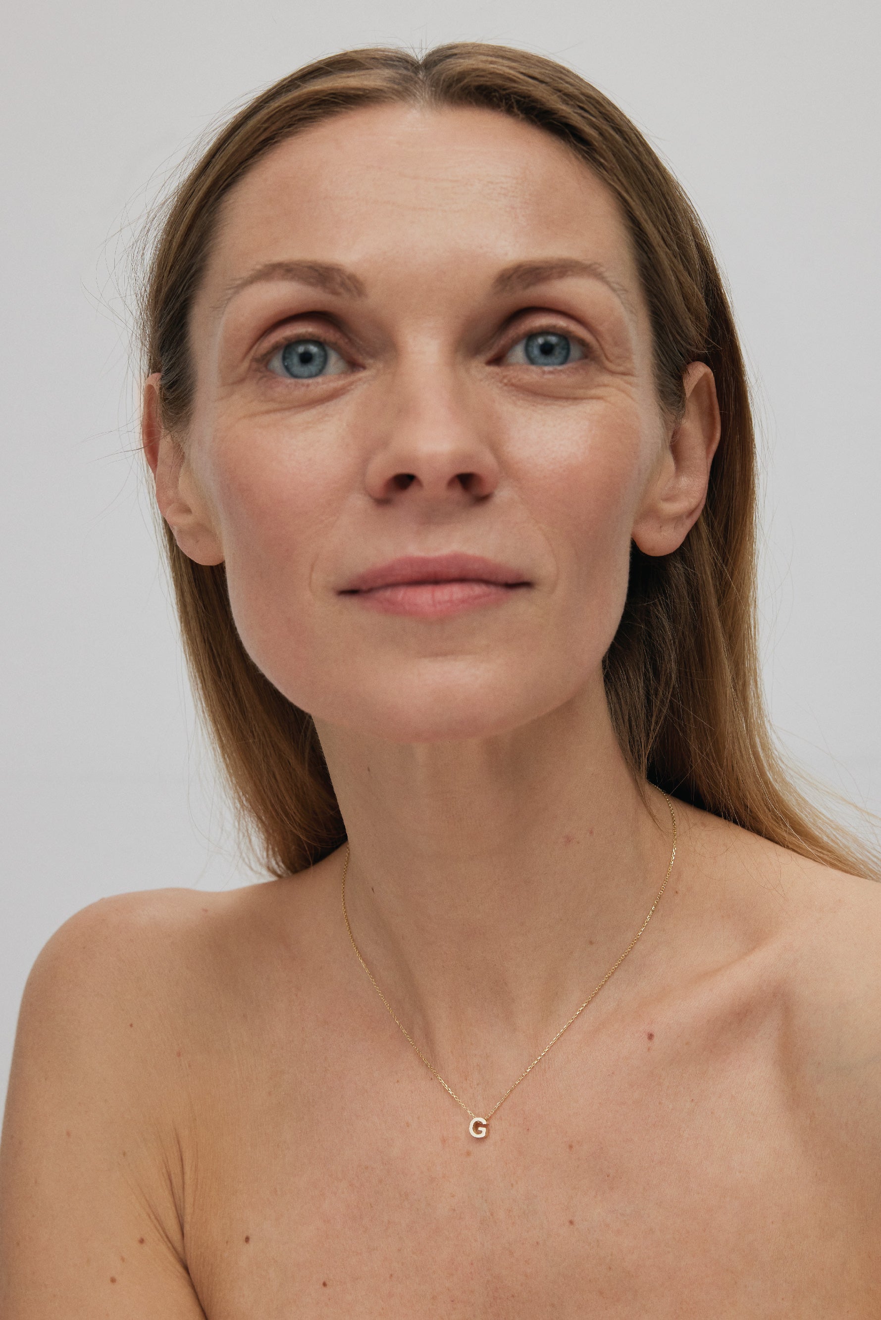 THE LETTER AUKSINĖ GRANDINĖLĖ SU DIDESNIU RAIDELĖS PAKABUKU