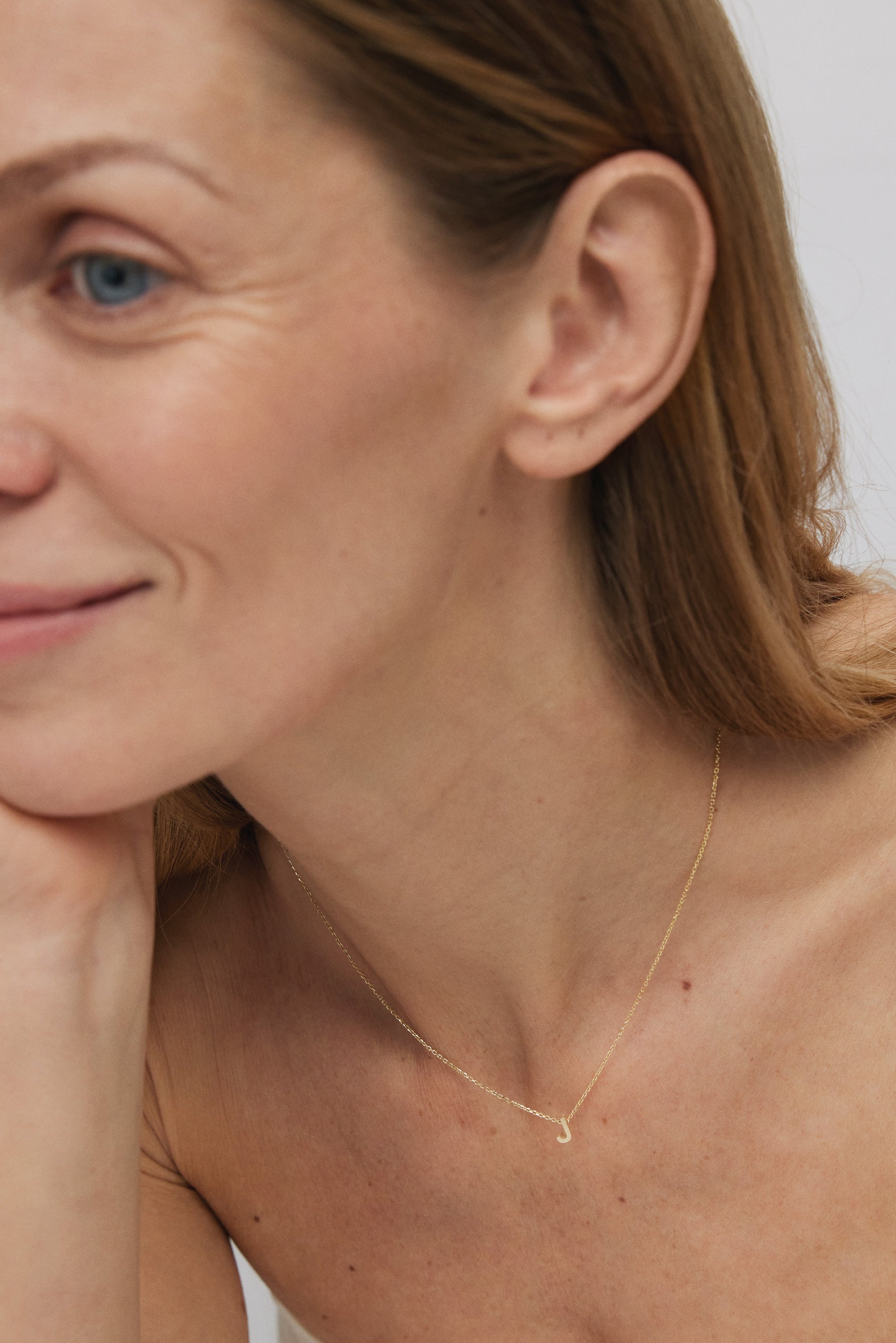 THE LETTER AUKSINĖ GRANDINĖLĖ SU DIDESNIU RAIDELĖS PAKABUKU