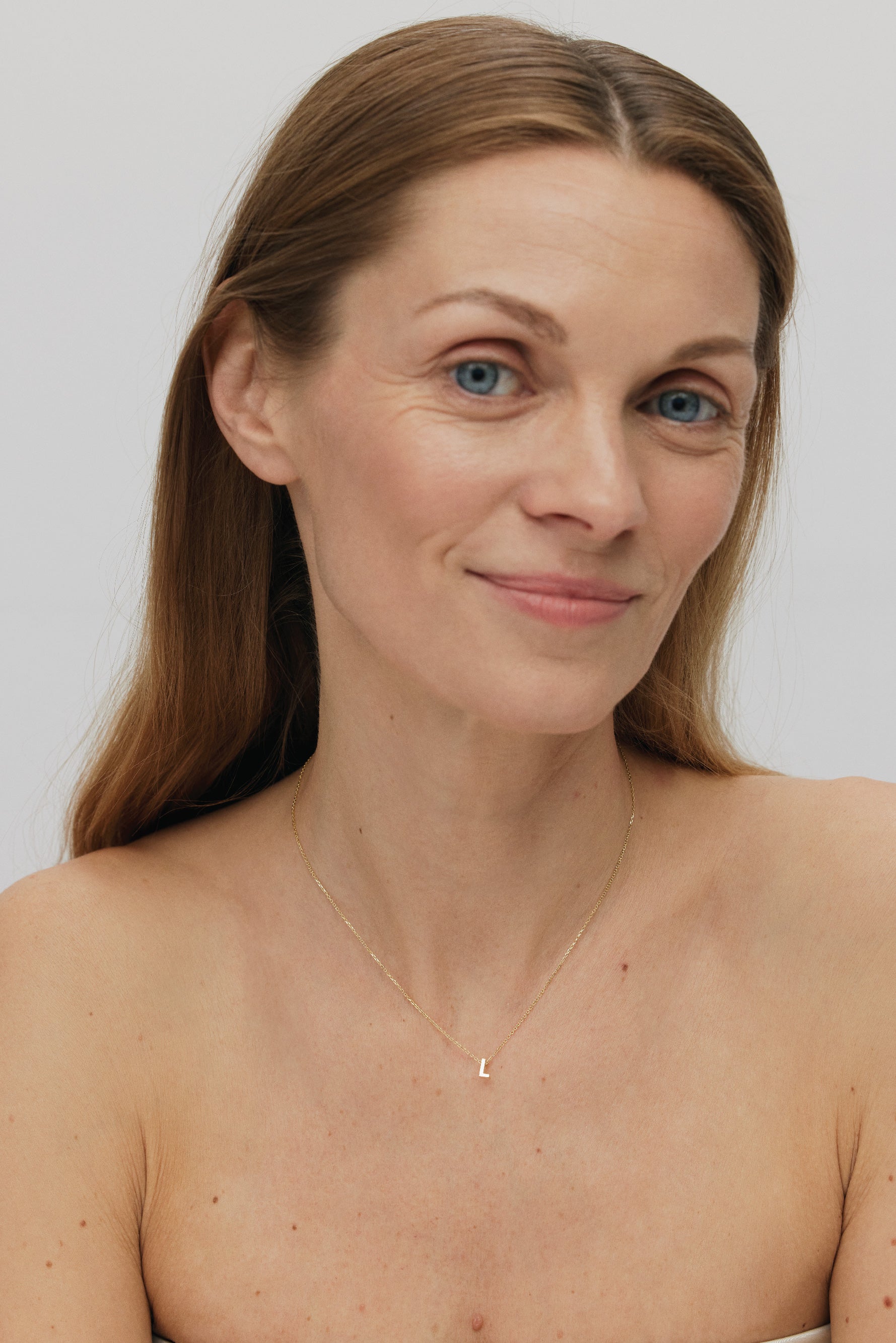 THE LETTER AUKSINĖ GRANDINĖLĖ SU DIDESNIU RAIDELĖS PAKABUKU