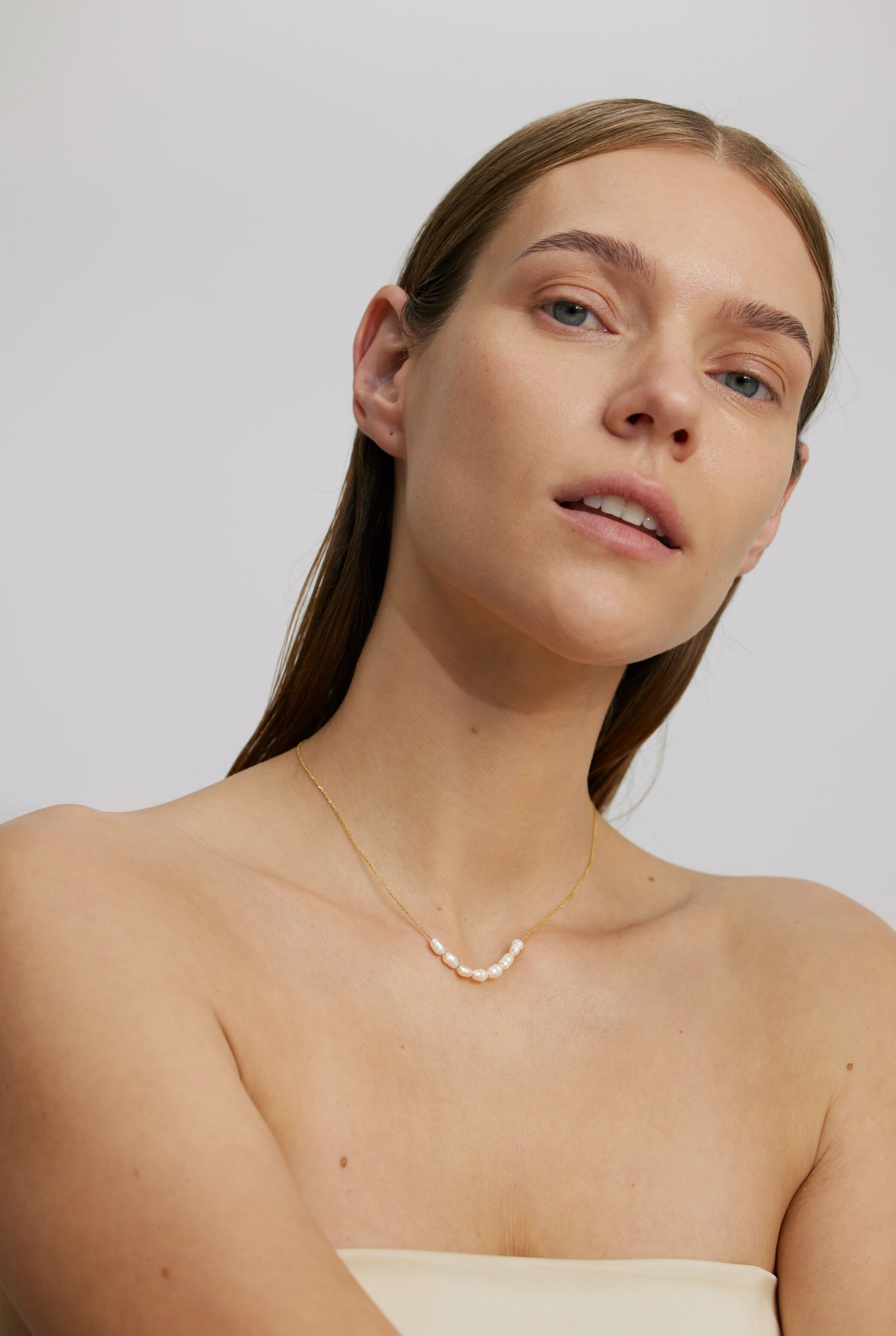 PEARL DIVER AUKSINĖ GRANDINĖLĖ SU PERLŲ RINKINIU