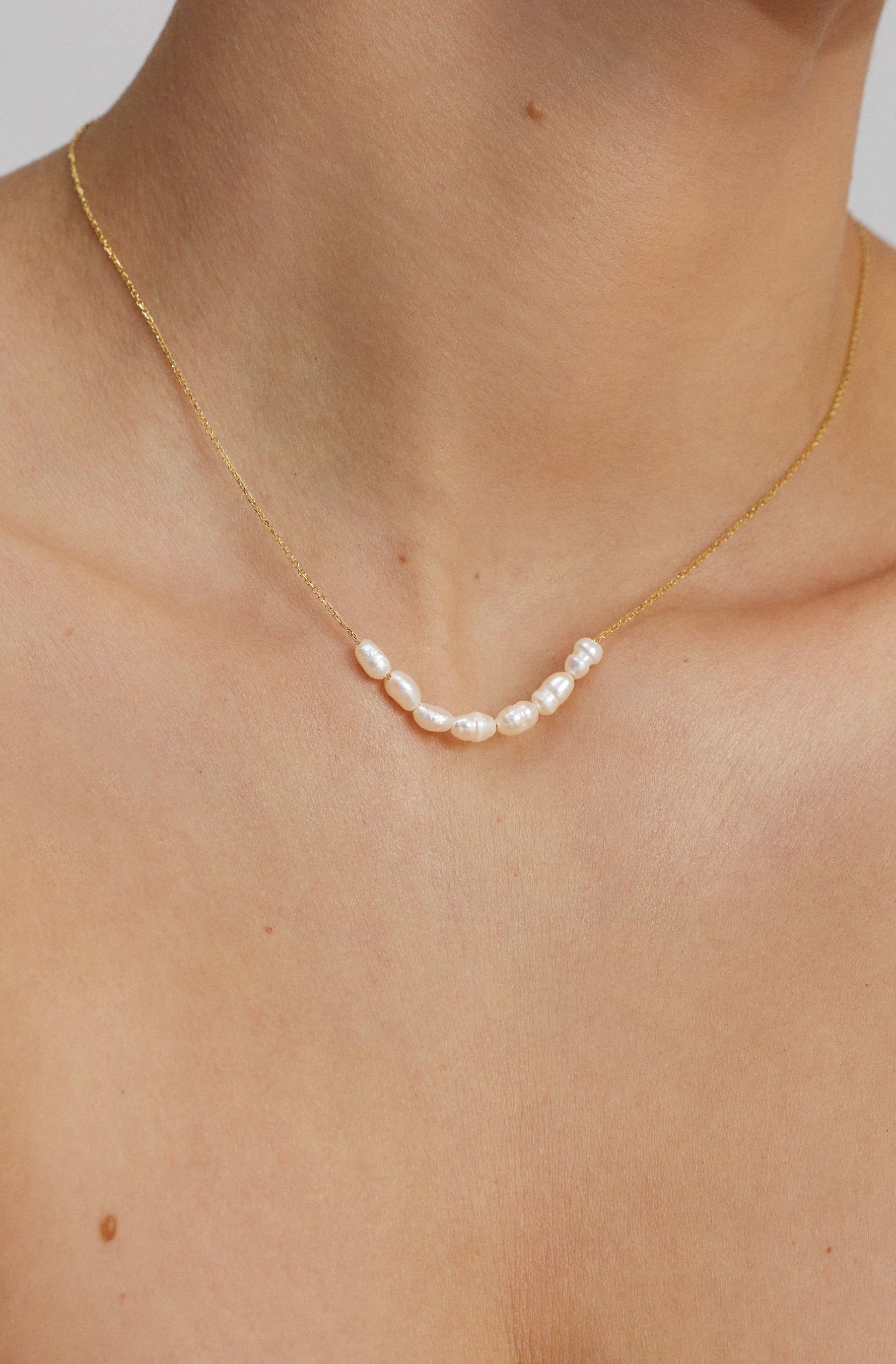 PEARL DIVER AUKSINĖ GRANDINĖLĖ SU PERLŲ RINKINIU