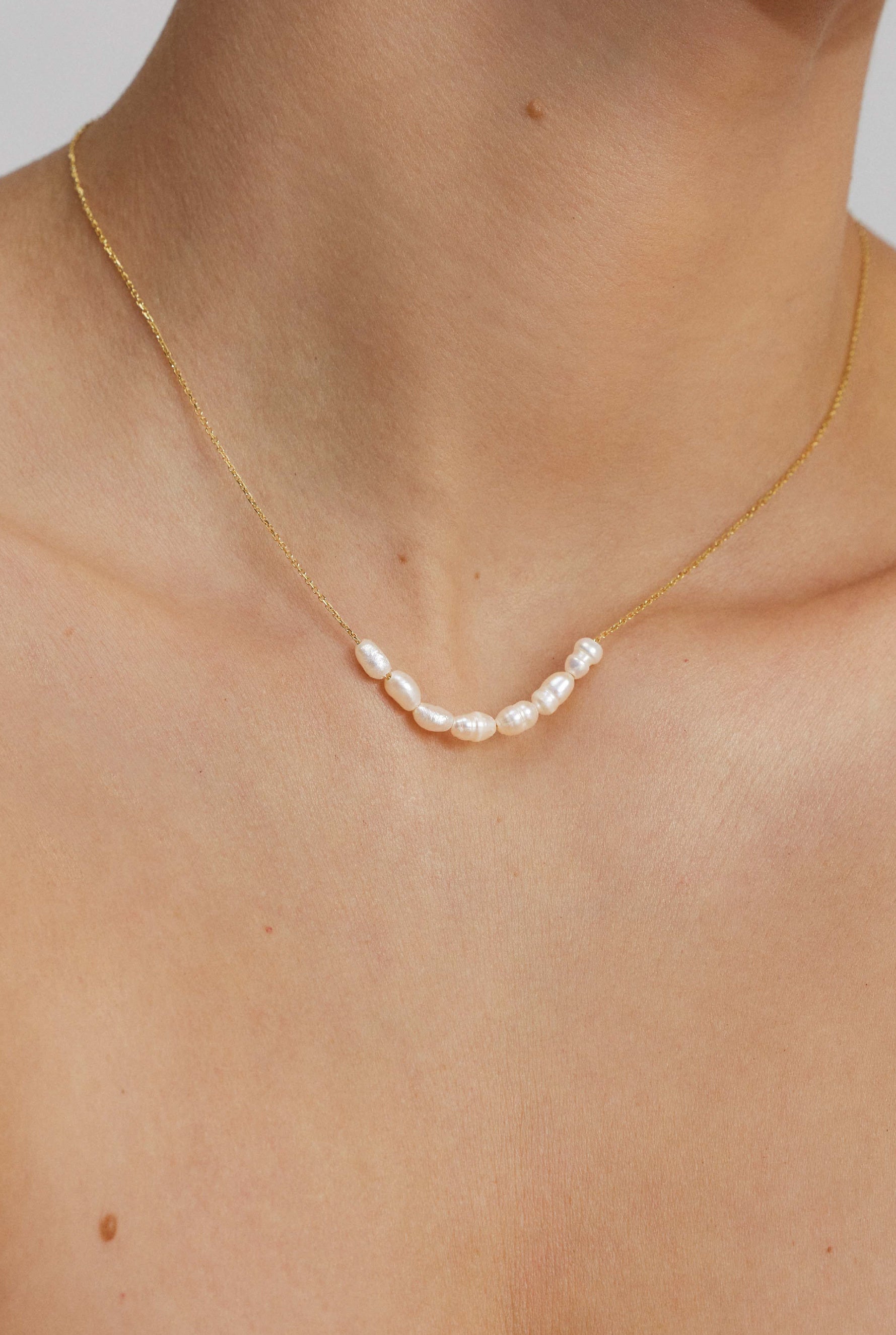 PEARL DIVER AUKSINĖ GRANDINĖLĖ SU PERLŲ RINKINIU