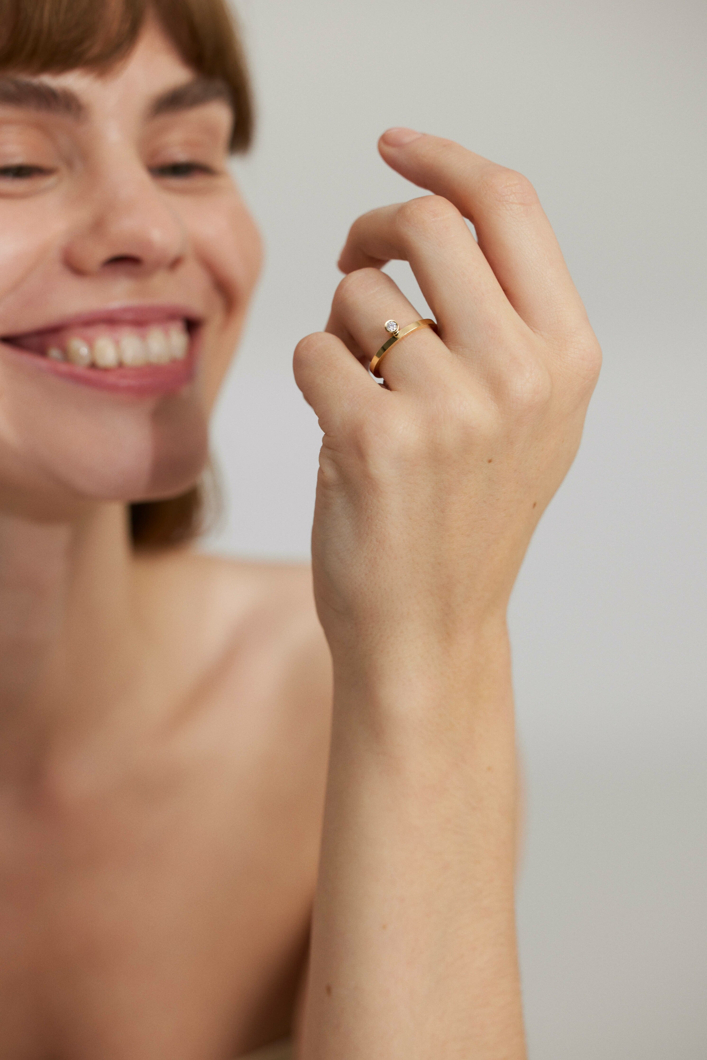 INNER SHINE PUSIAUSVYROS ŽIEDAS SU DEIMANTU IŠORĖJE