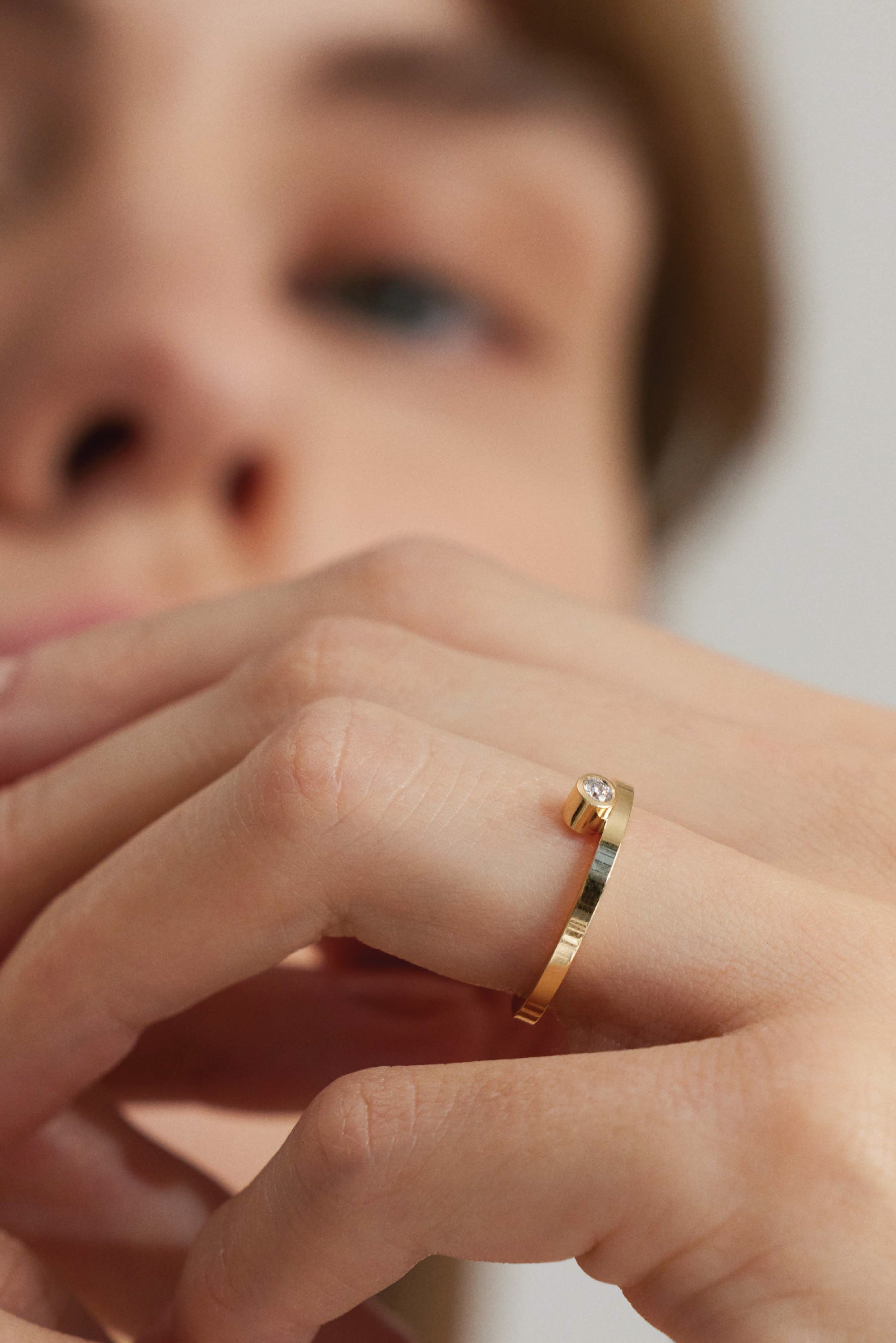 INNER SHINE PUSIAUSVYROS ŽIEDAS SU DEIMANTU IŠORĖJE