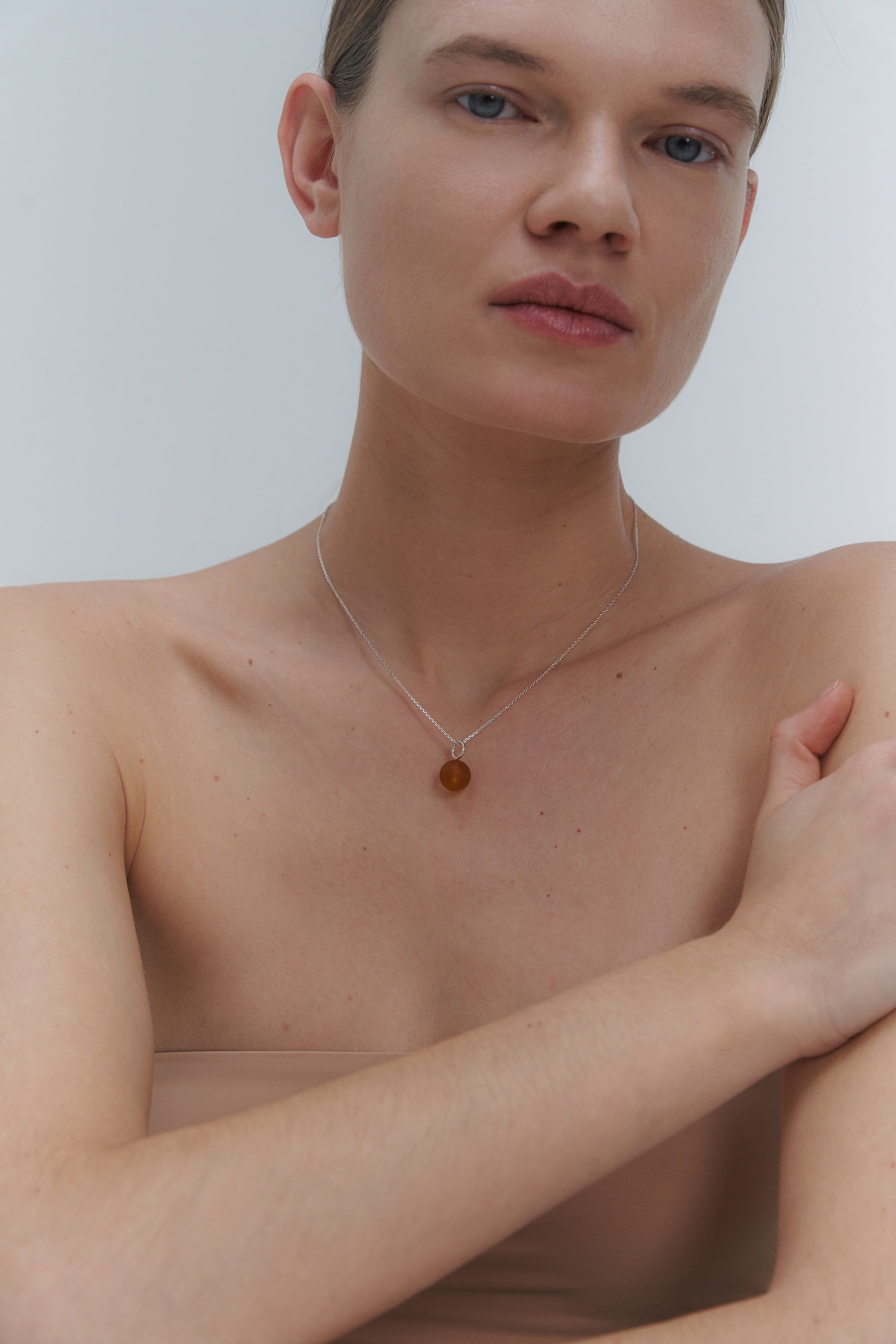 AMBRE GRANDINĖLĖ SU GINTARO PAKABUKU