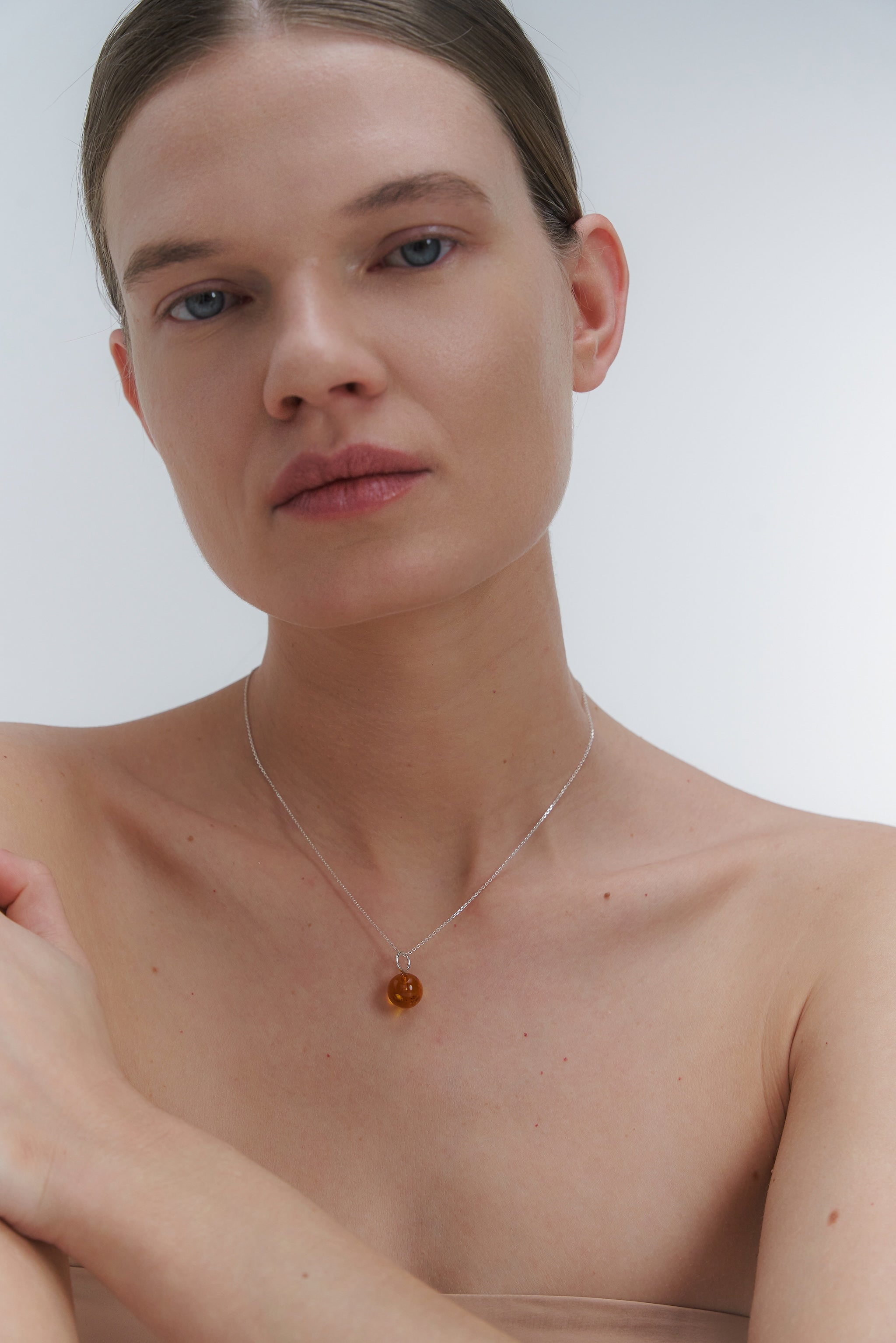 AMBRE GRANDINĖLĖ SU GINTARO PAKABUKU