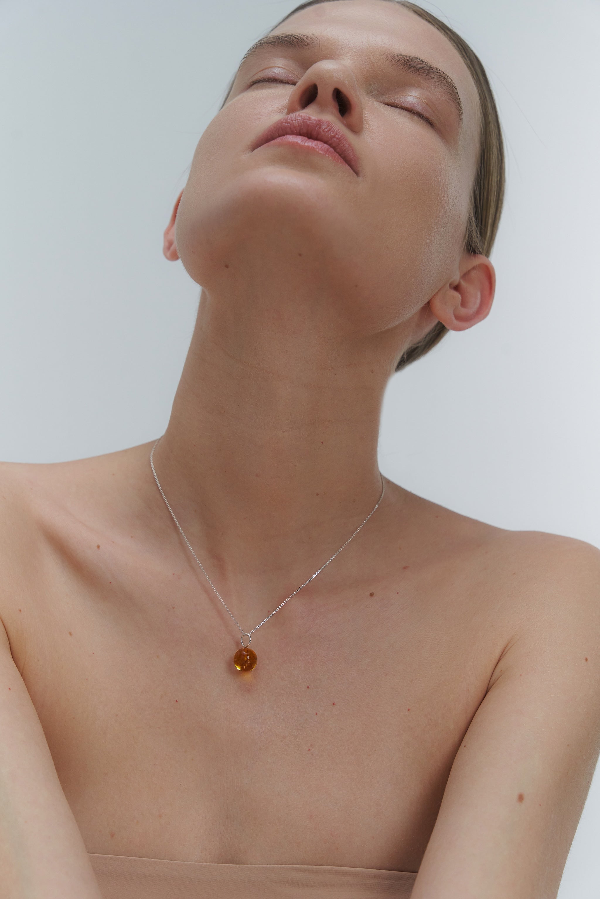 AMBRE GRANDINĖLĖ SU GINTARO PAKABUKU