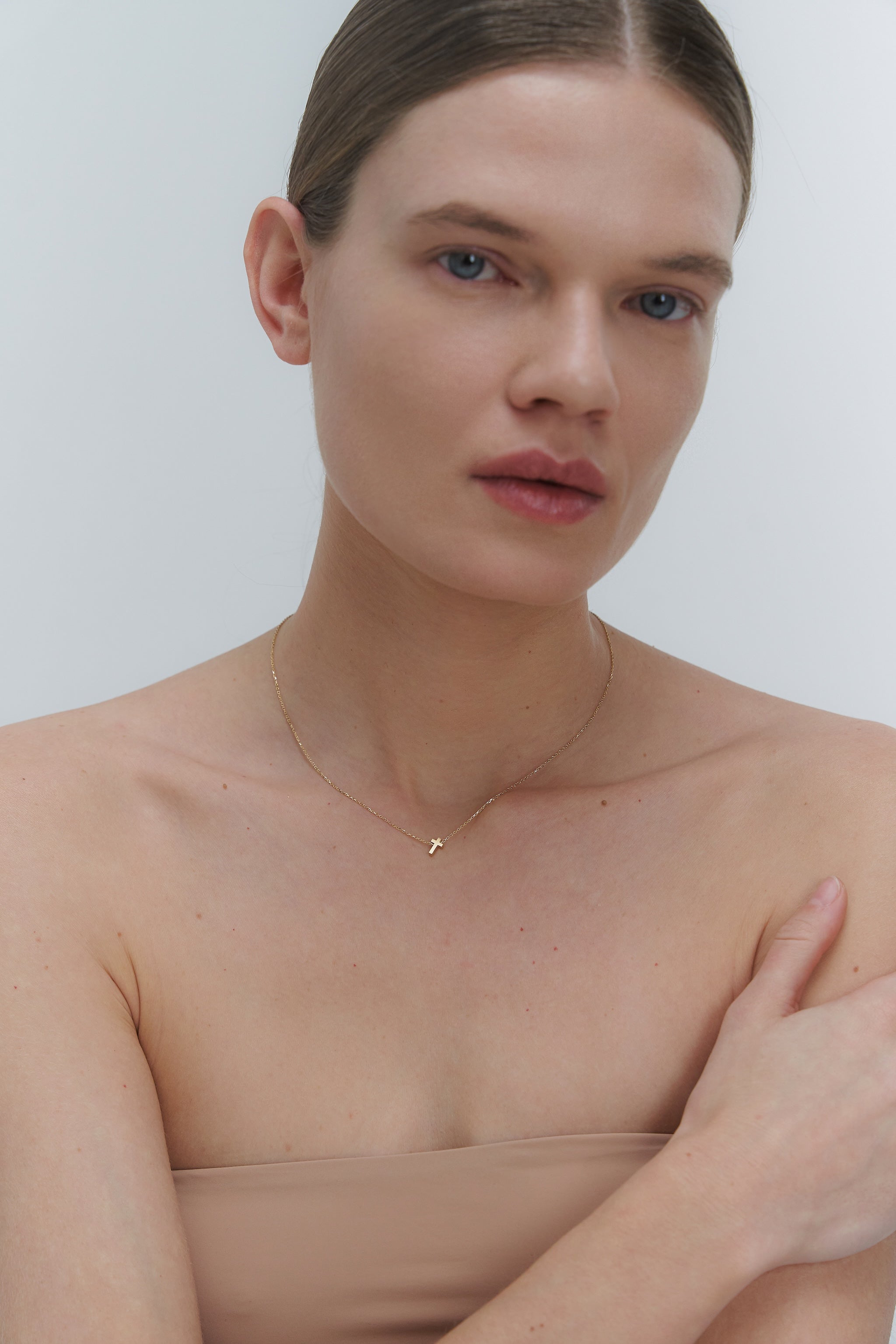 DIVINE AUKSINĖ GRANDINĖLĖ SU MAŽESNIU KRYŽELIU