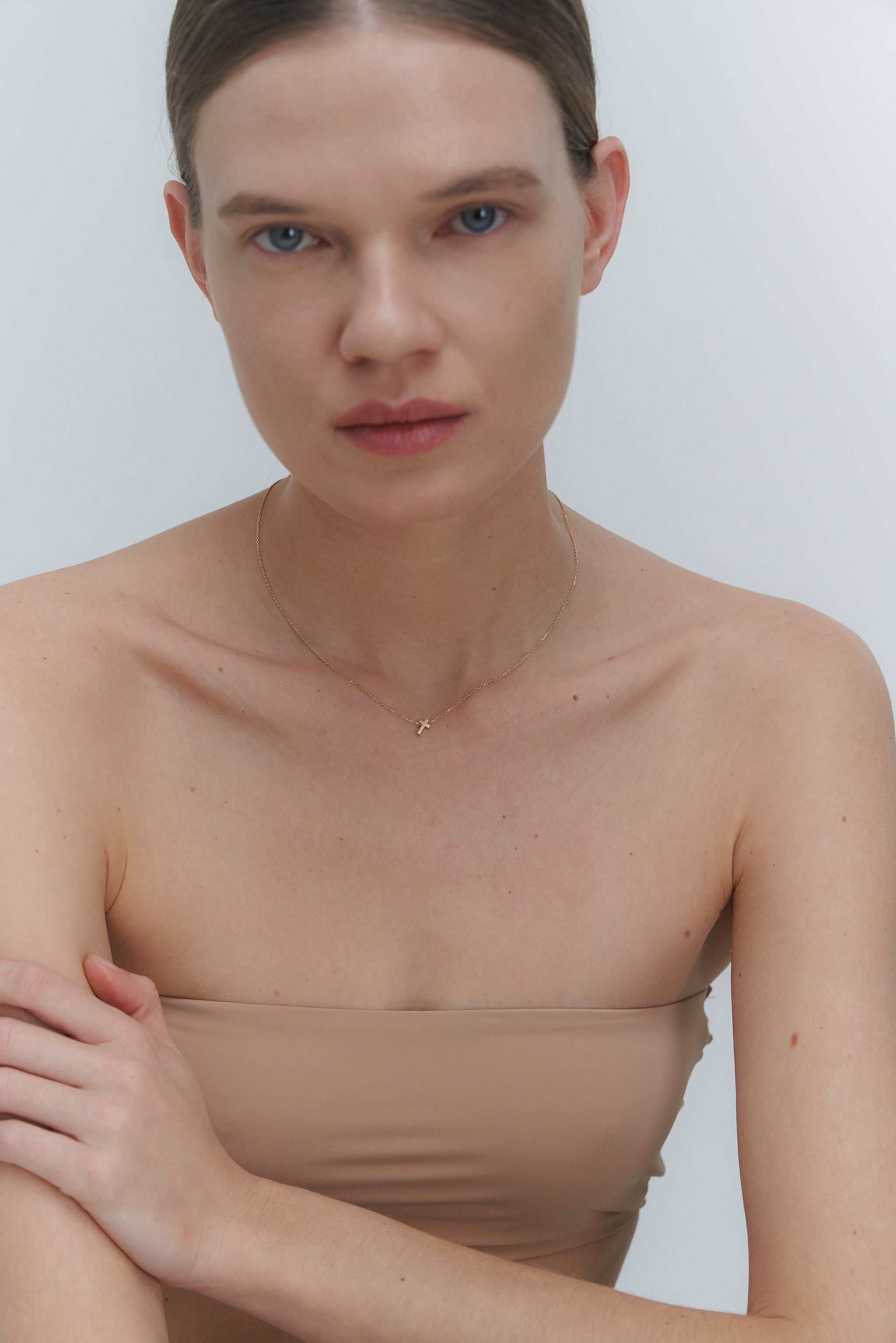 DIVINE AUKSINĖ GRANDINĖLĖ SU MAŽESNIU KRYŽELIU